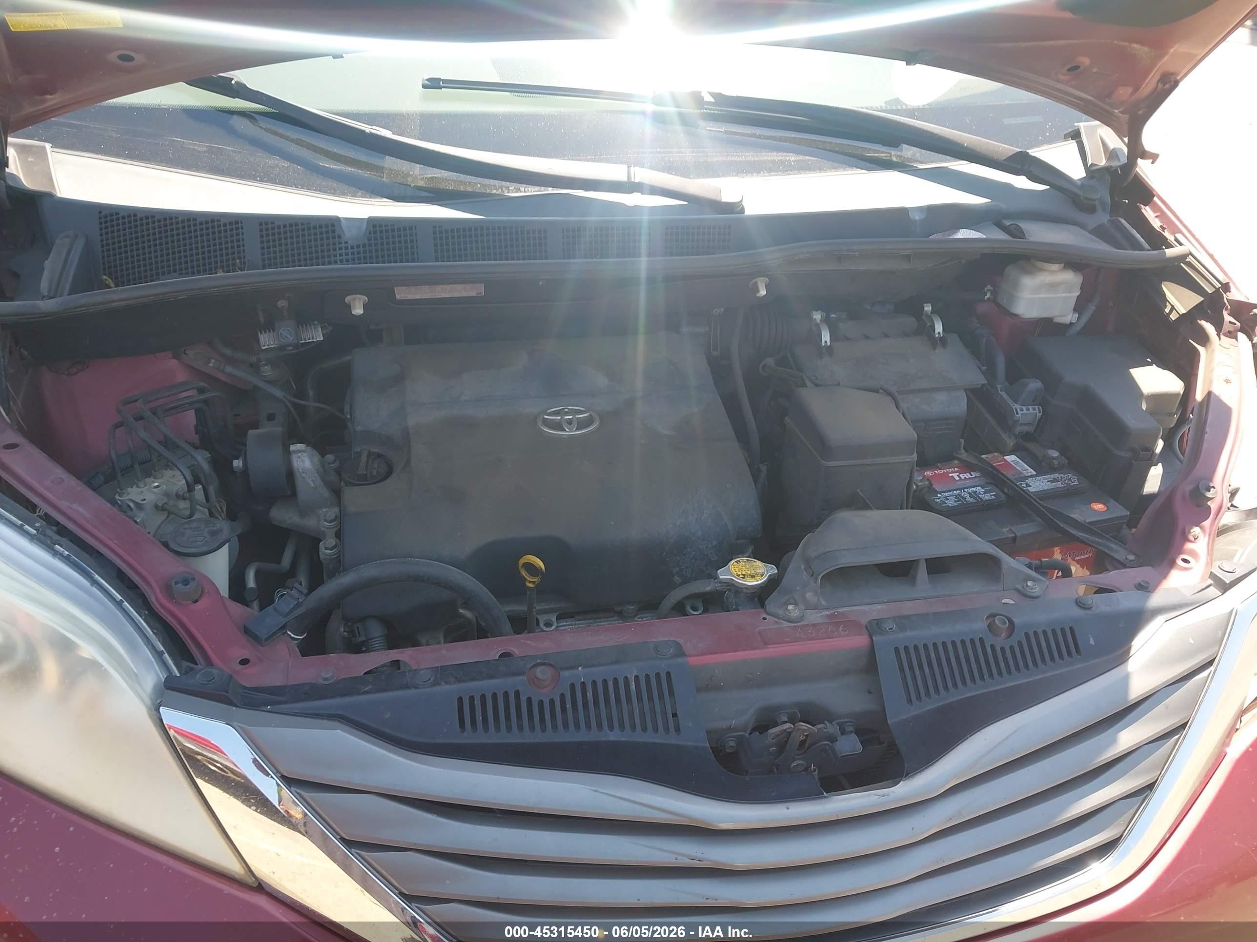 2012 Toyota Sienna Xle V6 8 Passenger Red vin: 5TDYK3DC9CS225943