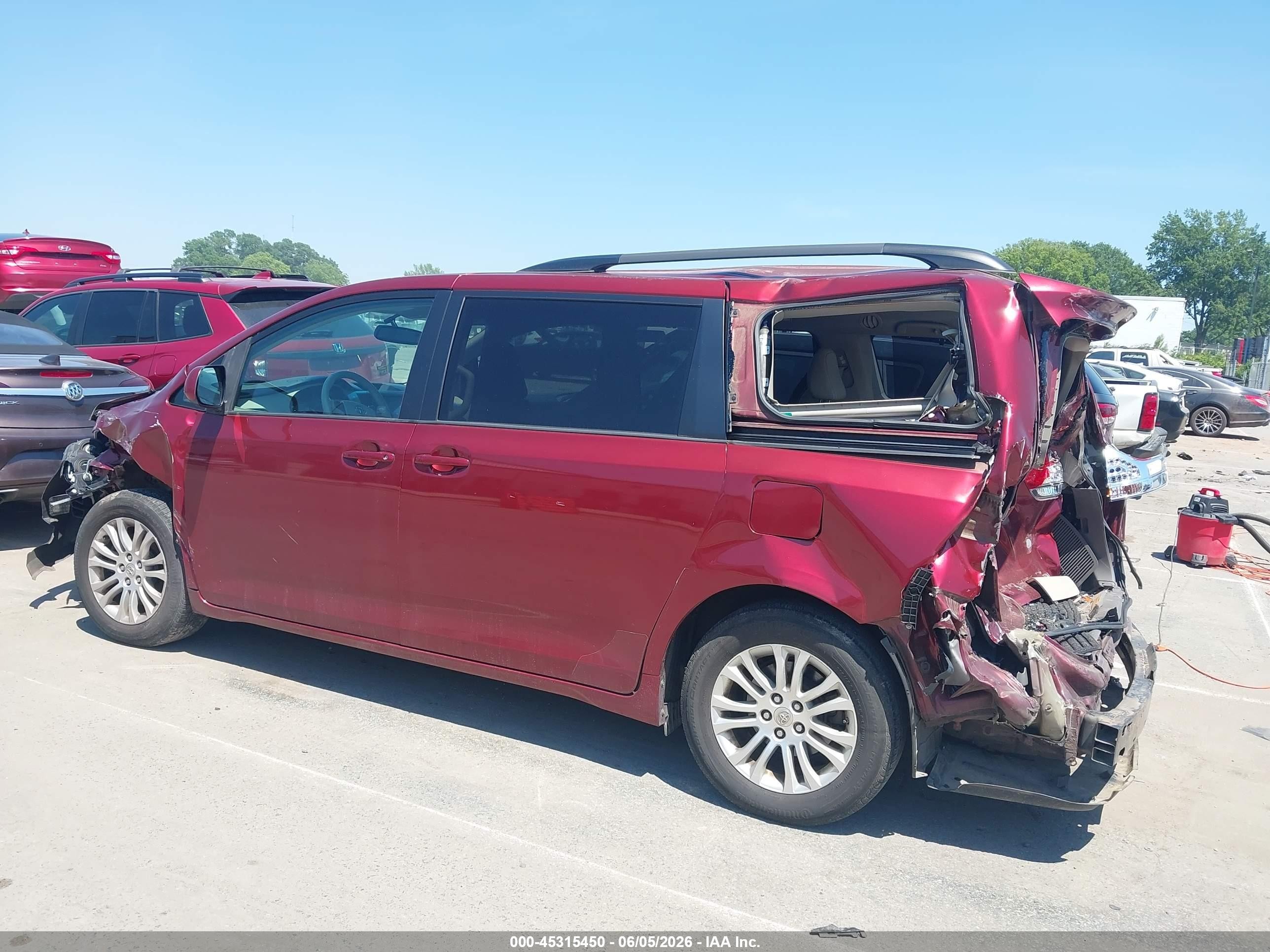2012 Toyota Sienna Xle V6 8 Passenger Red vin: 5TDYK3DC9CS225943