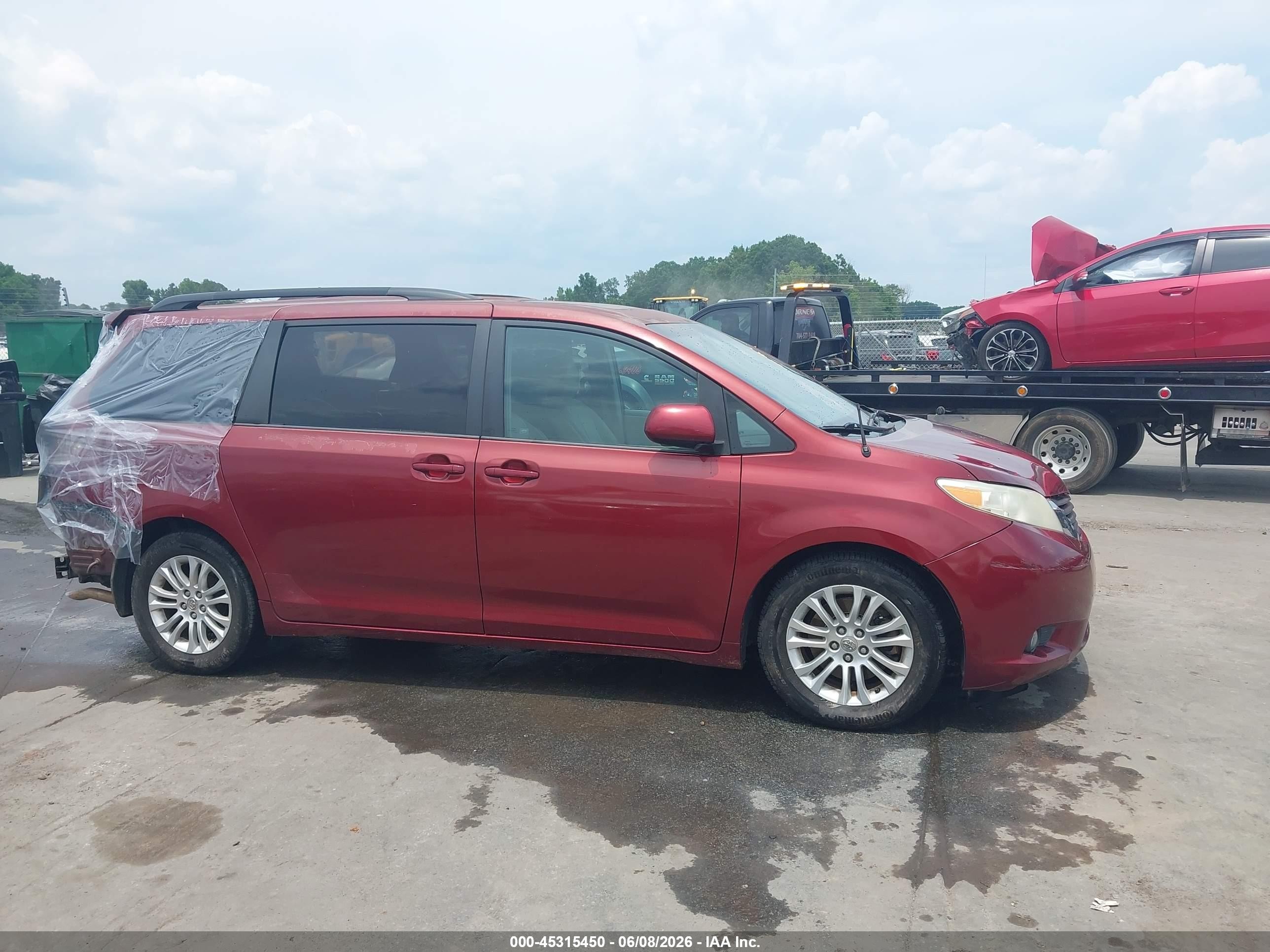 2012 Toyota Sienna Xle V6 8 Passenger Red vin: 5TDYK3DC9CS225943
