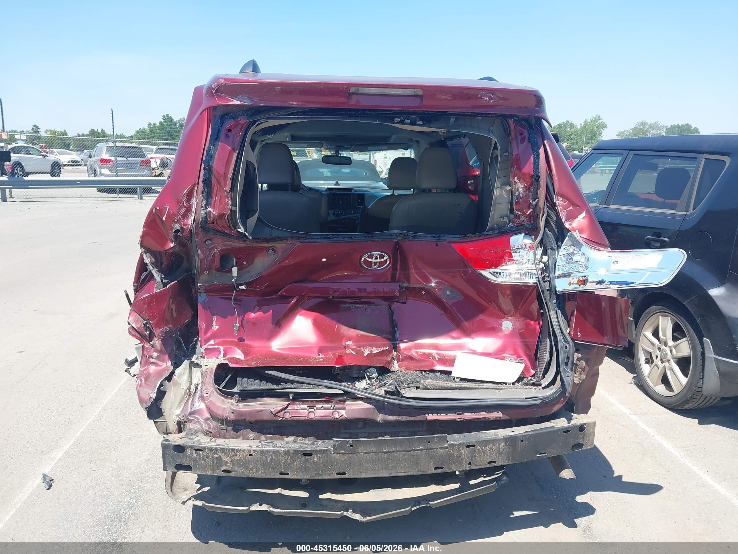 2012 Toyota Sienna Xle V6 8 Passenger Red vin: 5TDYK3DC9CS225943