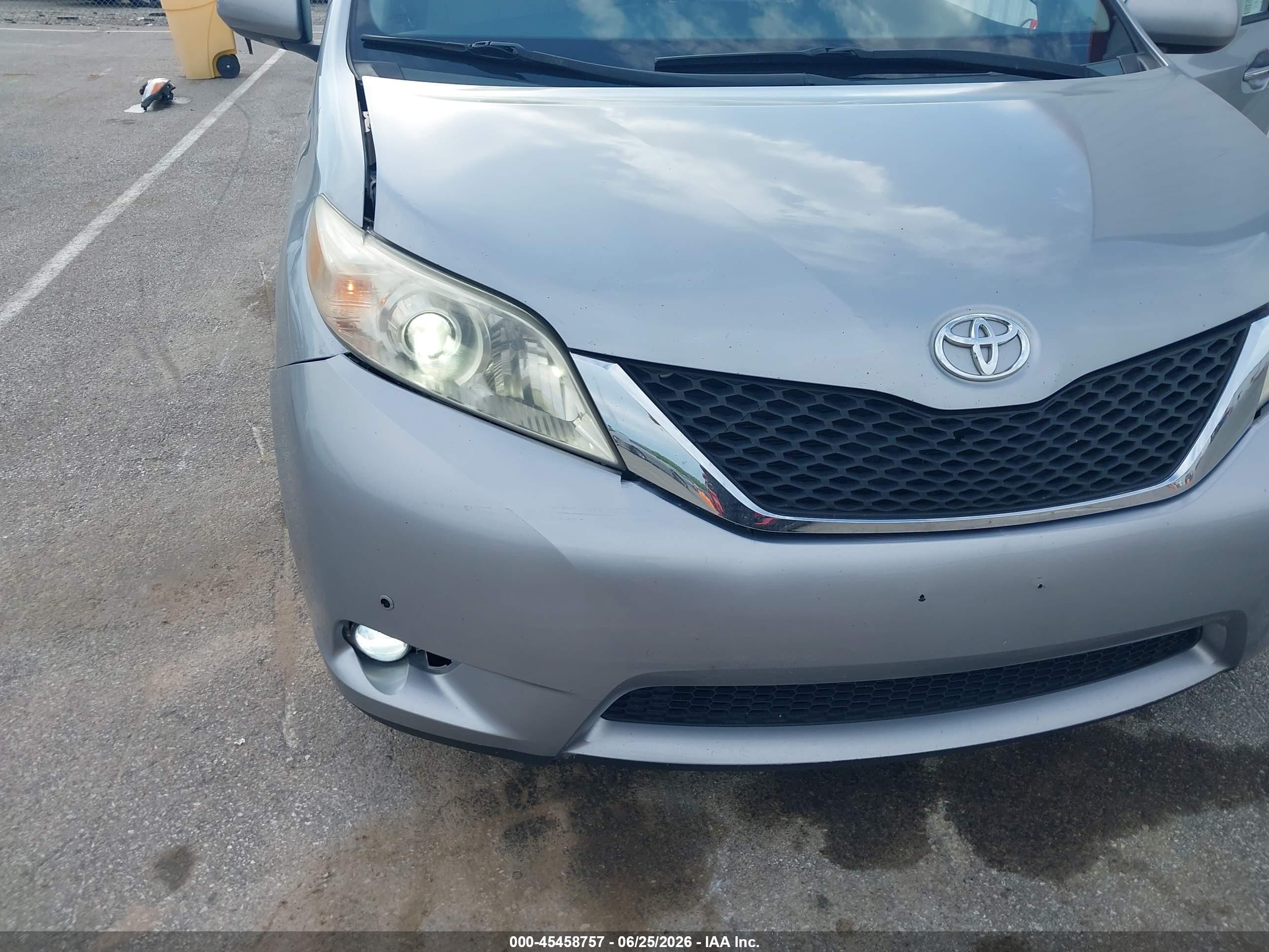 2012 Toyota Sienna Limited V6 7 Passenger Silver vin: 5TDYK3DC9CS241060