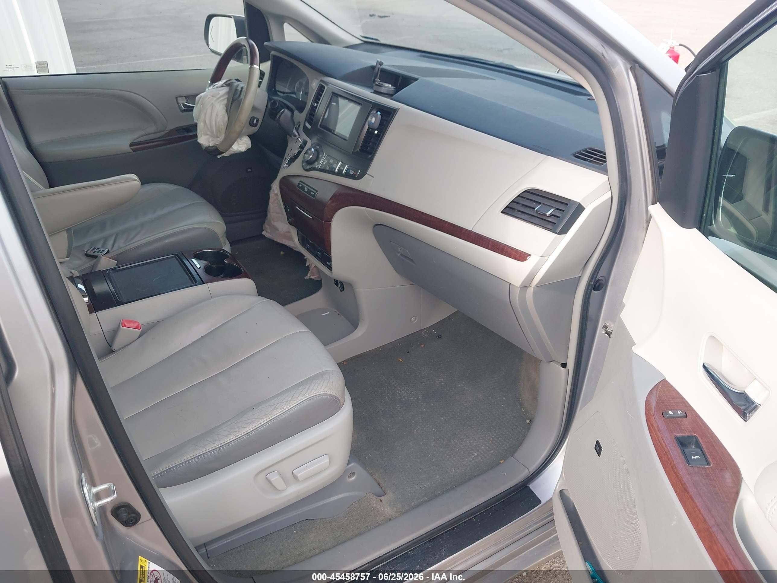 2012 Toyota Sienna Limited V6 7 Passenger Silver vin: 5TDYK3DC9CS241060