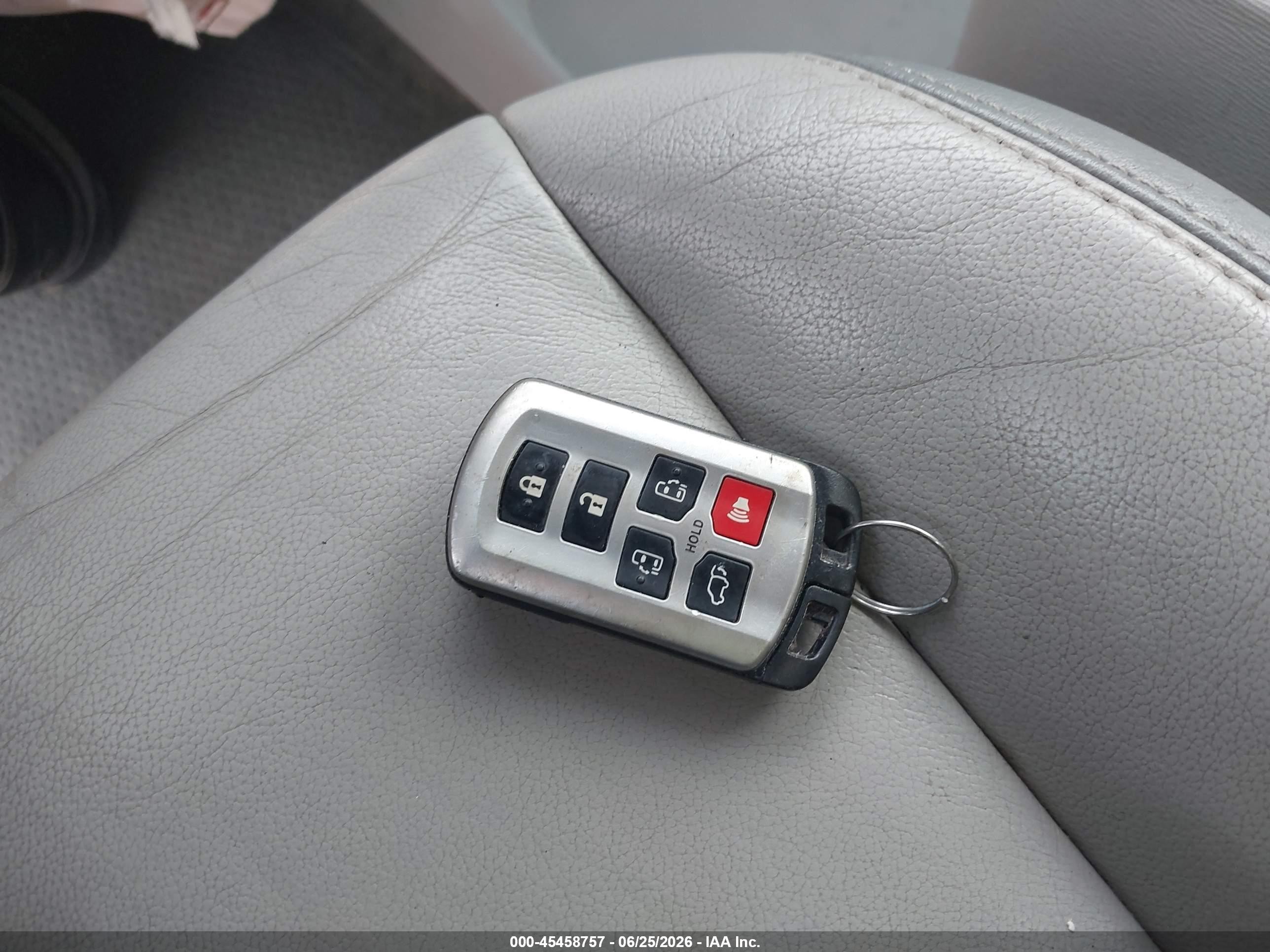 2012 Toyota Sienna Limited V6 7 Passenger Silver vin: 5TDYK3DC9CS241060