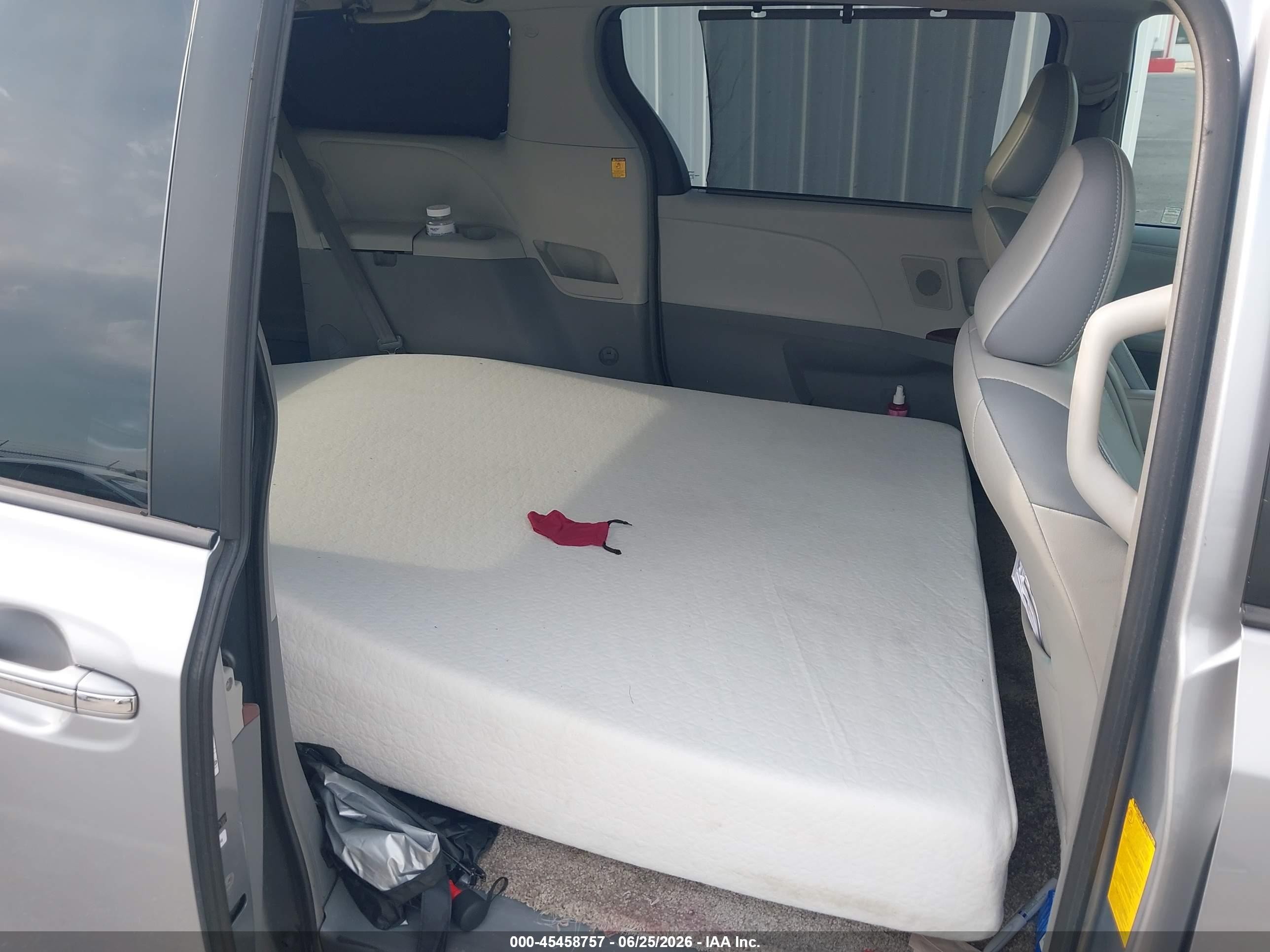 2012 Toyota Sienna Limited V6 7 Passenger Silver vin: 5TDYK3DC9CS241060