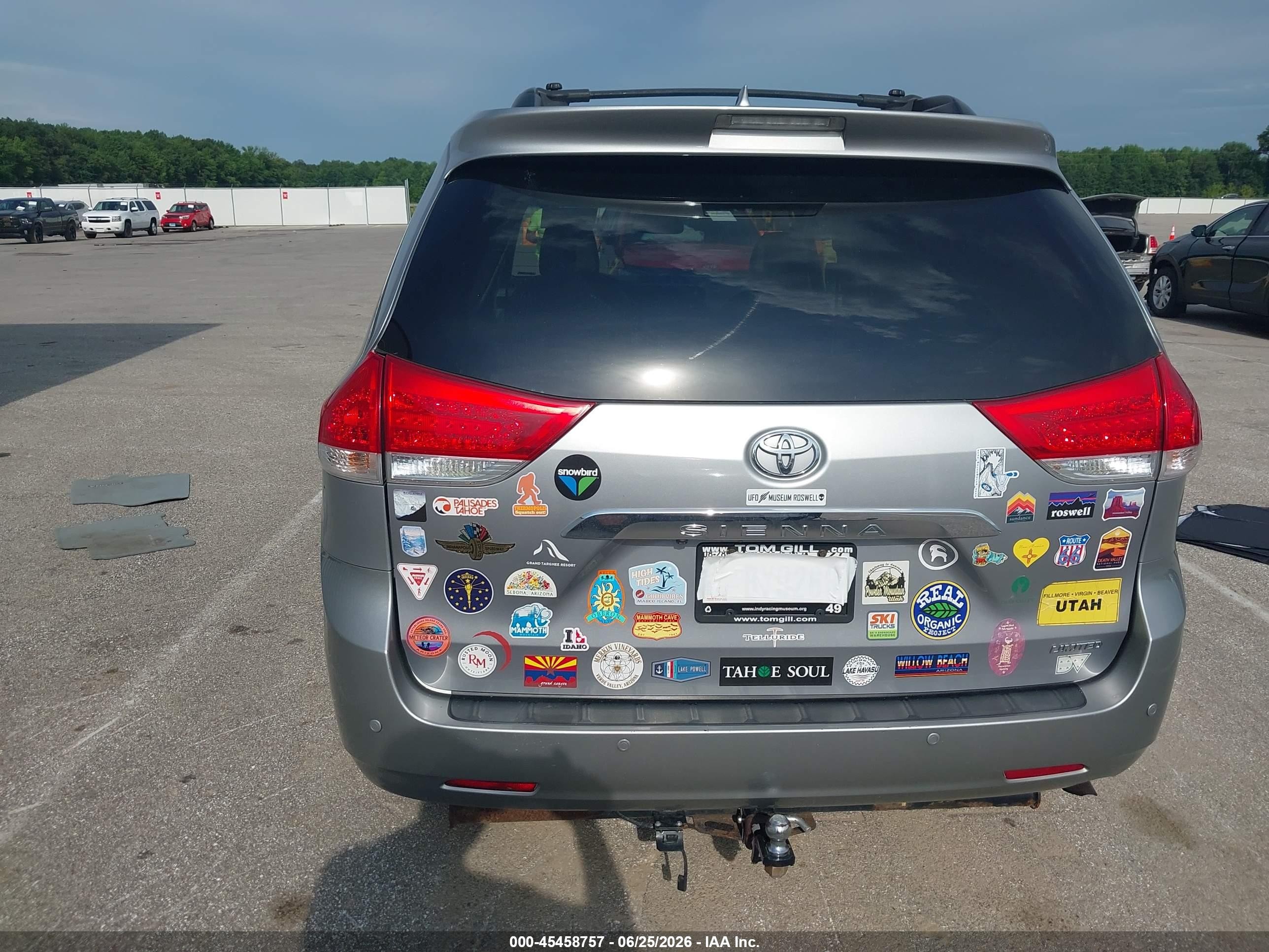 2012 Toyota Sienna Limited V6 7 Passenger Silver vin: 5TDYK3DC9CS241060