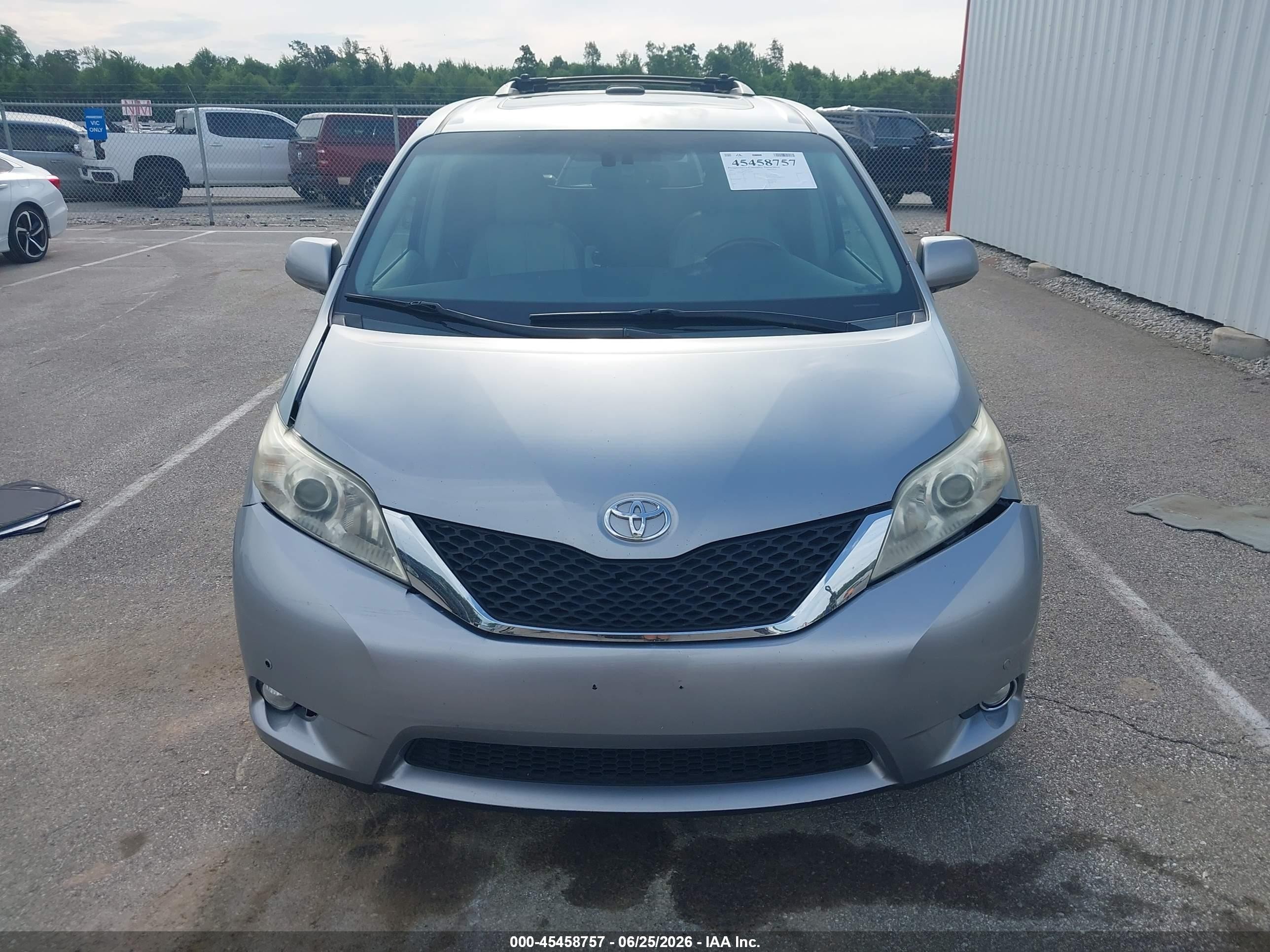 2012 Toyota Sienna Limited V6 7 Passenger Silver vin: 5TDYK3DC9CS241060