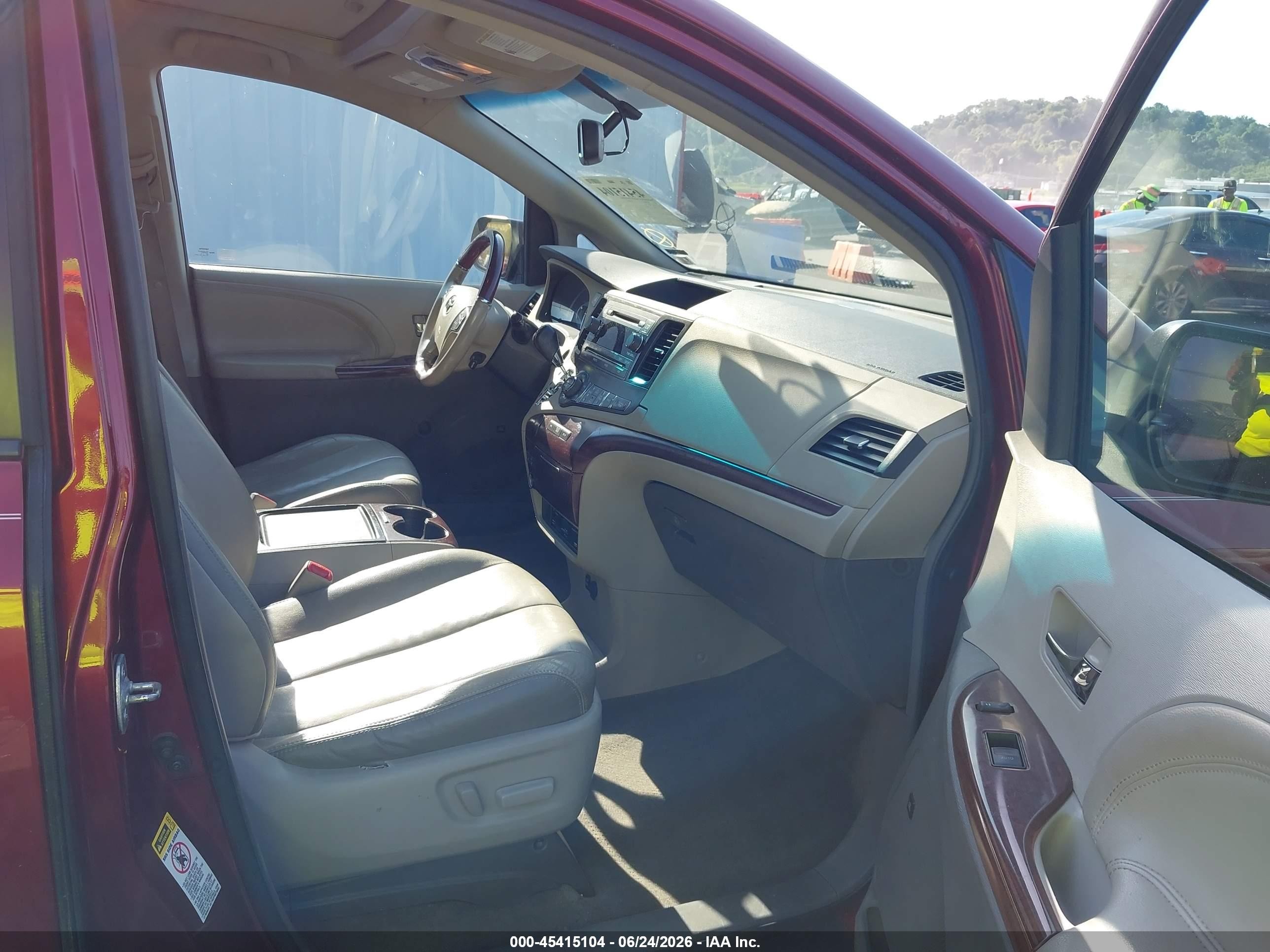 2012 Toyota Sienna Limited V6 7 Passenger Красный vin: 5TDYK3DC9CS247781