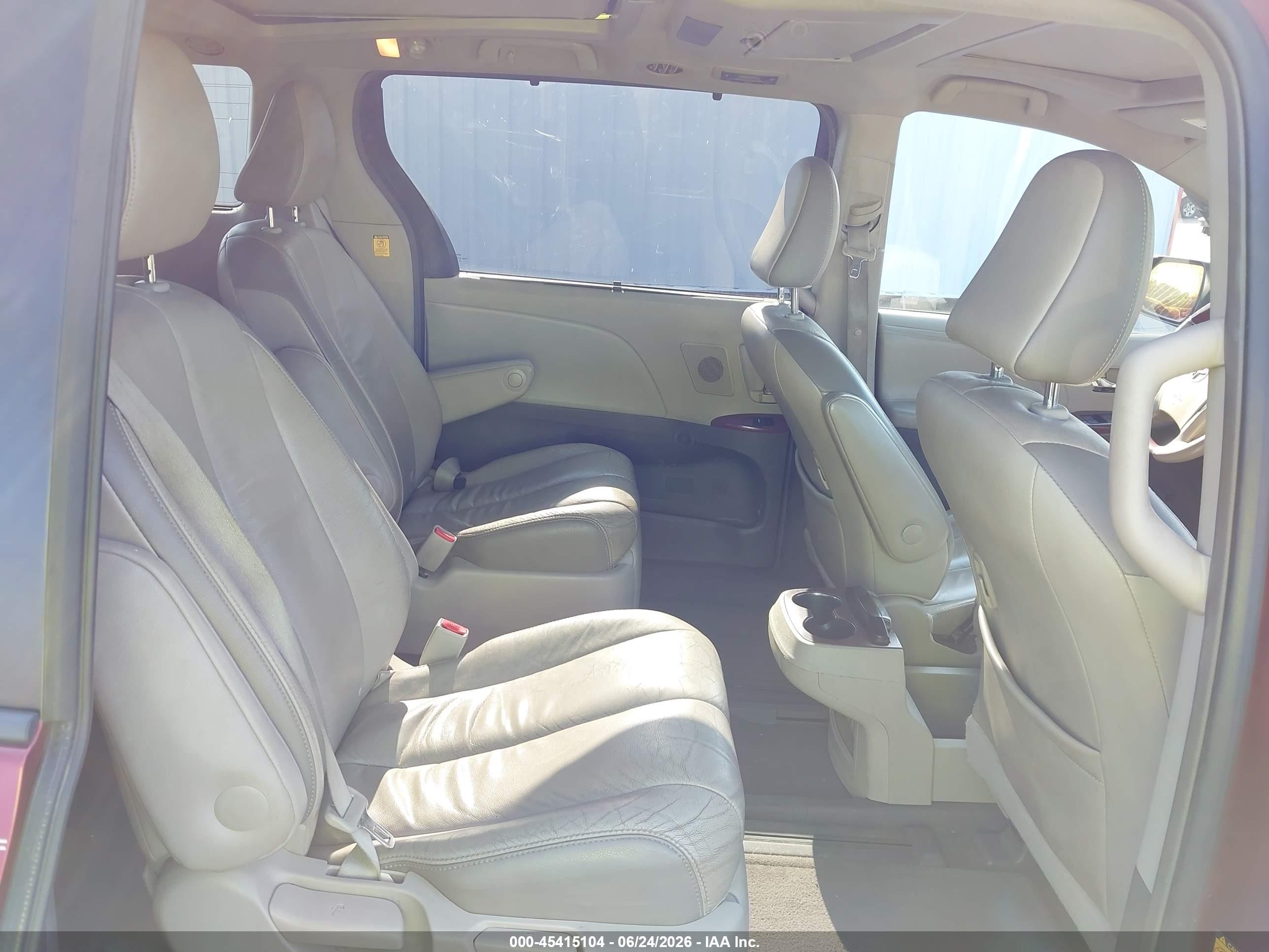 2012 Toyota Sienna Limited V6 7 Passenger Красный vin: 5TDYK3DC9CS247781