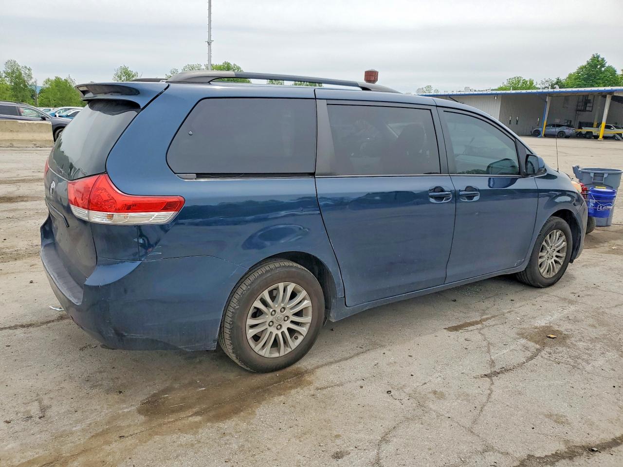 2012 Toyota Sienna Xle 8-passenger Blue vin: 5TDYK3DC9CS260322