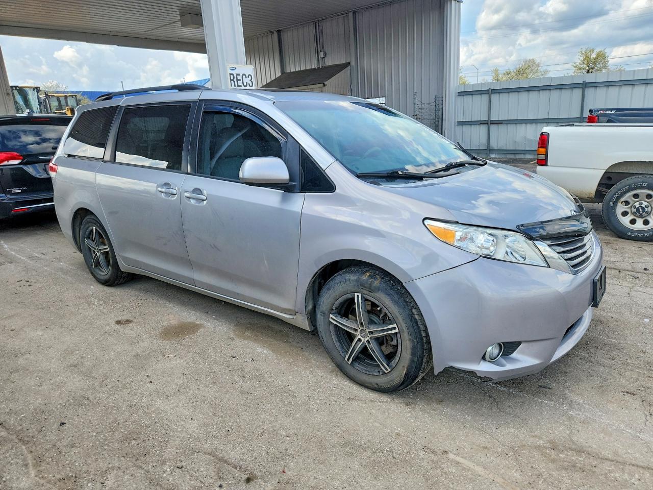 2012 Toyota Sienna Xle 8-passenger Silver vin: 5TDYK3DC9CS266766