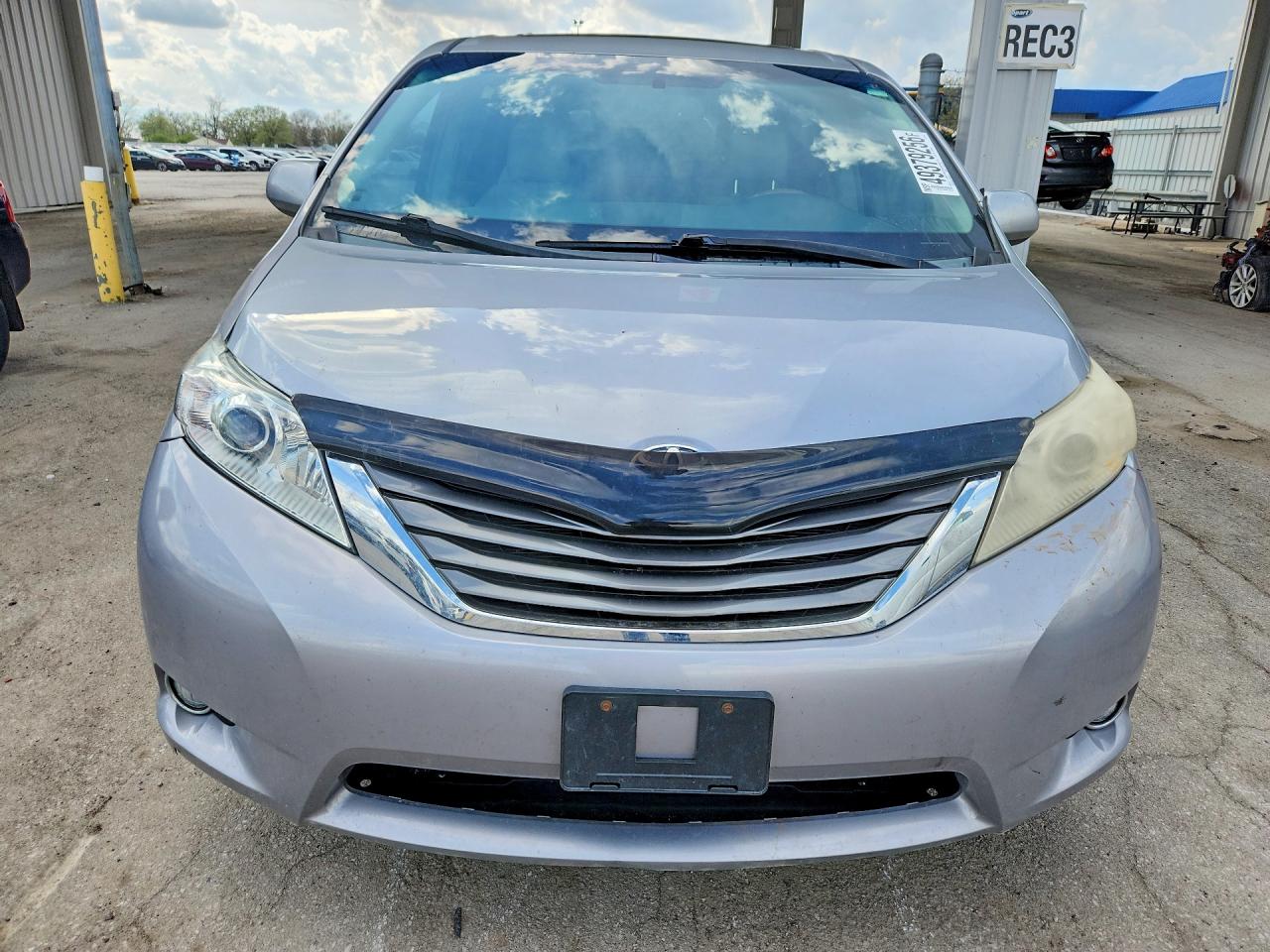 2012 Toyota Sienna Xle 8-passenger Silver vin: 5TDYK3DC9CS266766