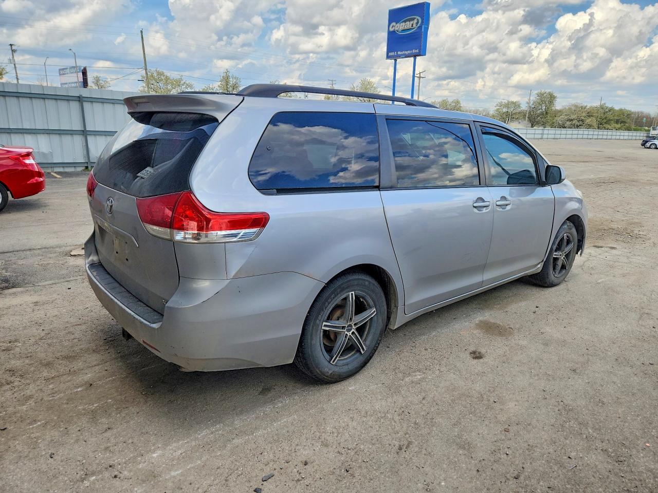 2012 Toyota Sienna Xle 8-passenger Silver vin: 5TDYK3DC9CS266766