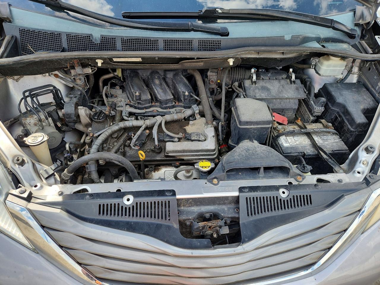 2012 Toyota Sienna Xle 8-passenger Silver vin: 5TDYK3DC9CS266766