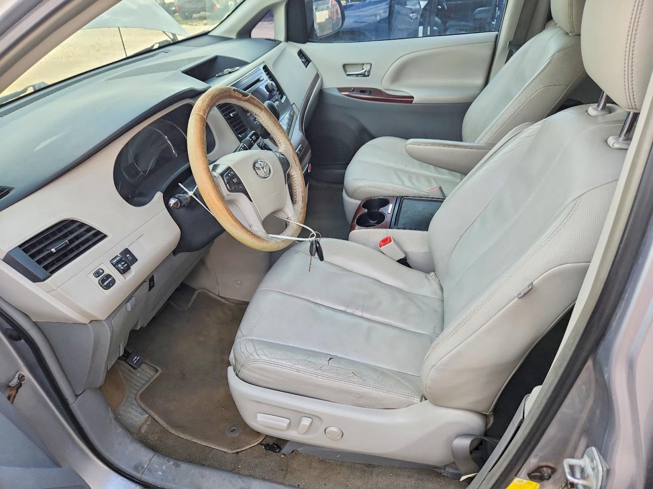 2012 Toyota Sienna Xle 8-passenger Silver vin: 5TDYK3DC9CS266766