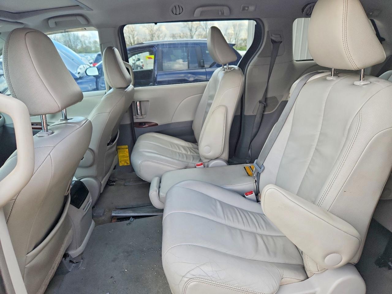 2012 Toyota Sienna Xle 8-passenger Silver vin: 5TDYK3DC9CS266766