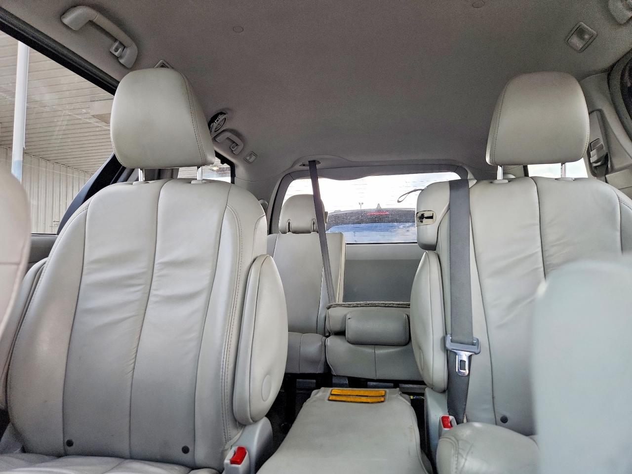 2012 Toyota Sienna Xle 8-passenger Silver vin: 5TDYK3DC9CS266766