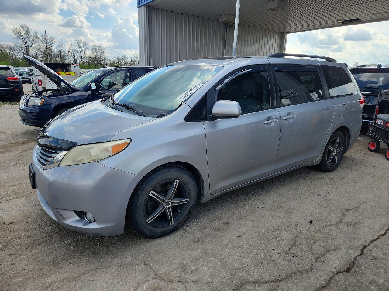 2012 Toyota Sienna Xle 8-passenger Silver vin: 5TDYK3DC9CS266766