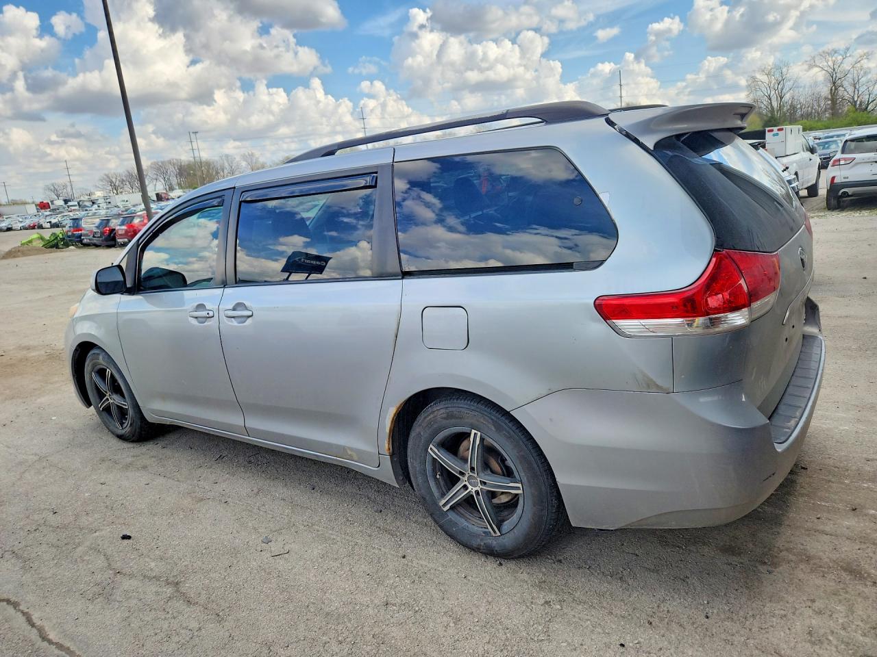 2012 Toyota Sienna Xle 8-passenger Silver vin: 5TDYK3DC9CS266766
