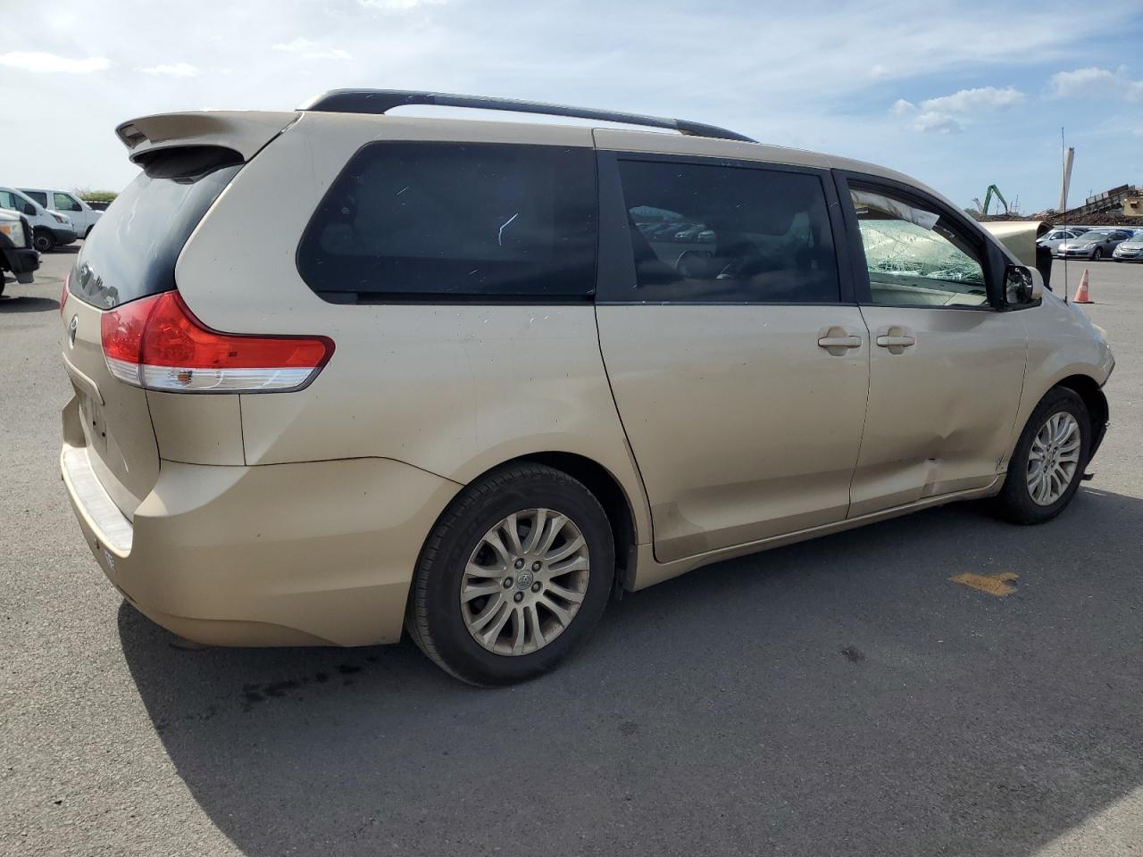 2013 Toyota Sienna Xle Gold vin: 5TDYK3DC9DS281527