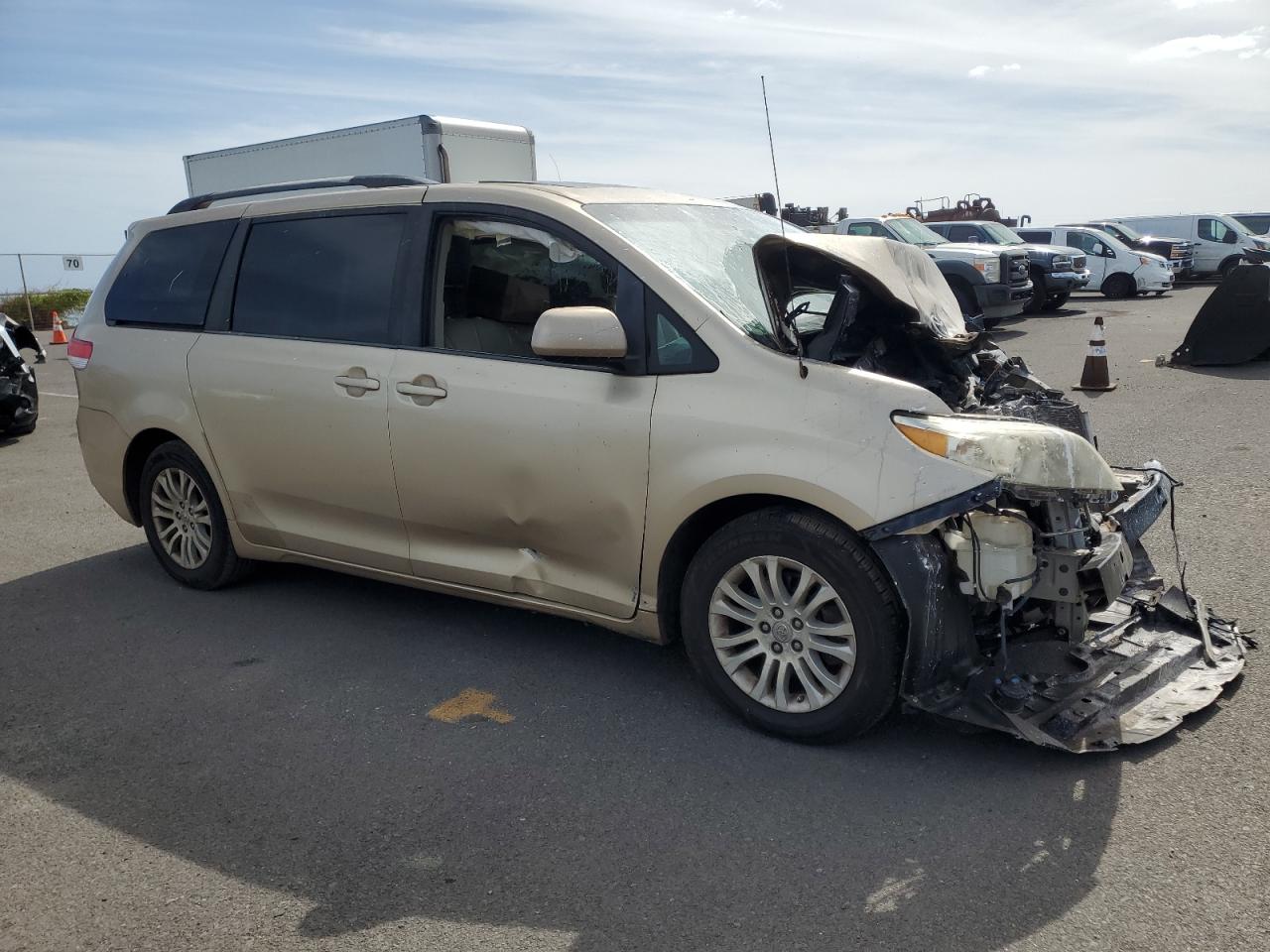 2013 Toyota Sienna Xle Gold vin: 5TDYK3DC9DS281527