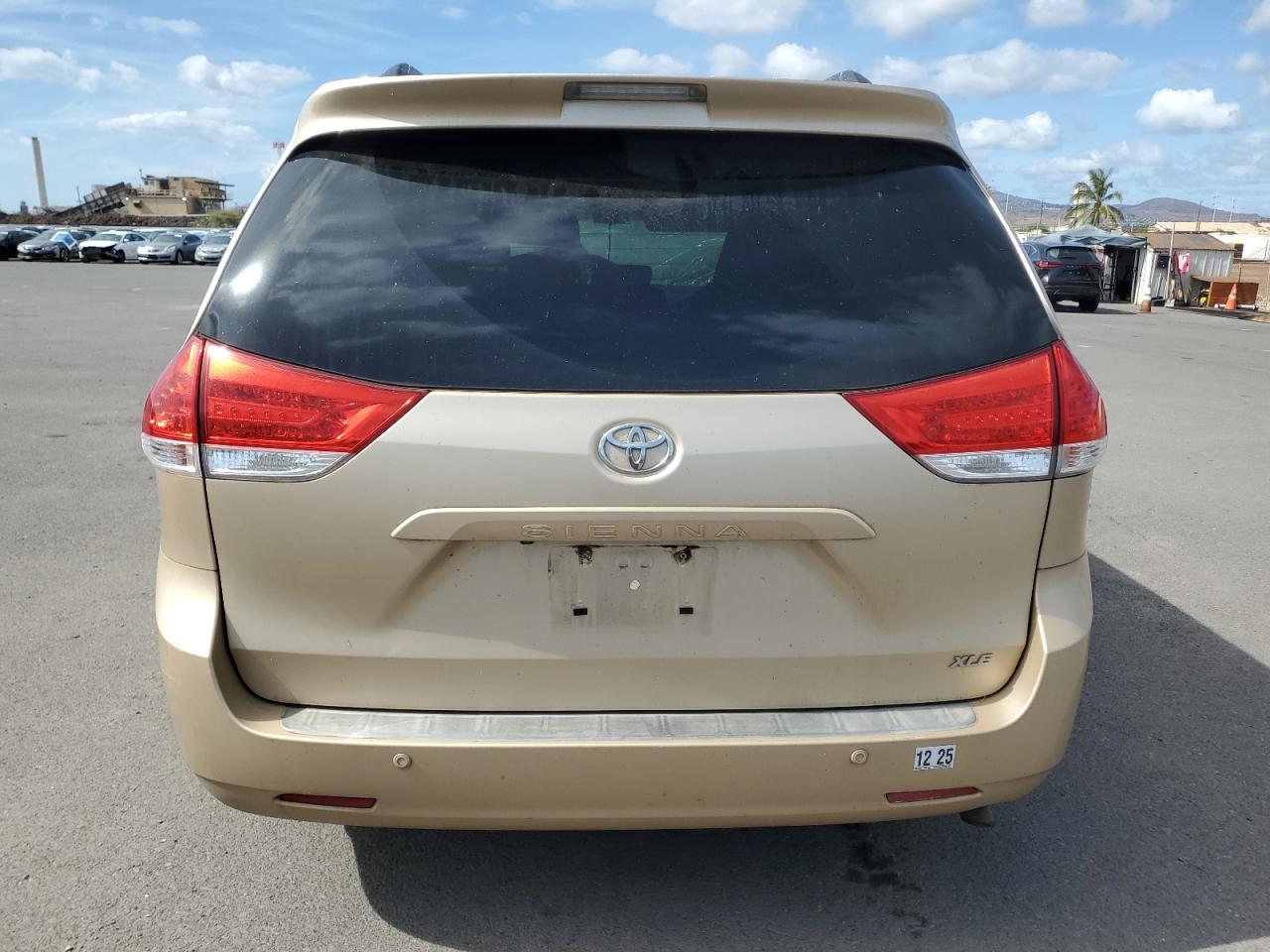 2013 Toyota Sienna Xle Gold vin: 5TDYK3DC9DS281527