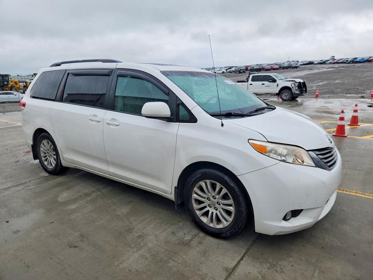 2013 Toyota Sienna Xle 8-passenger White vin: 5TDYK3DC9DS286274