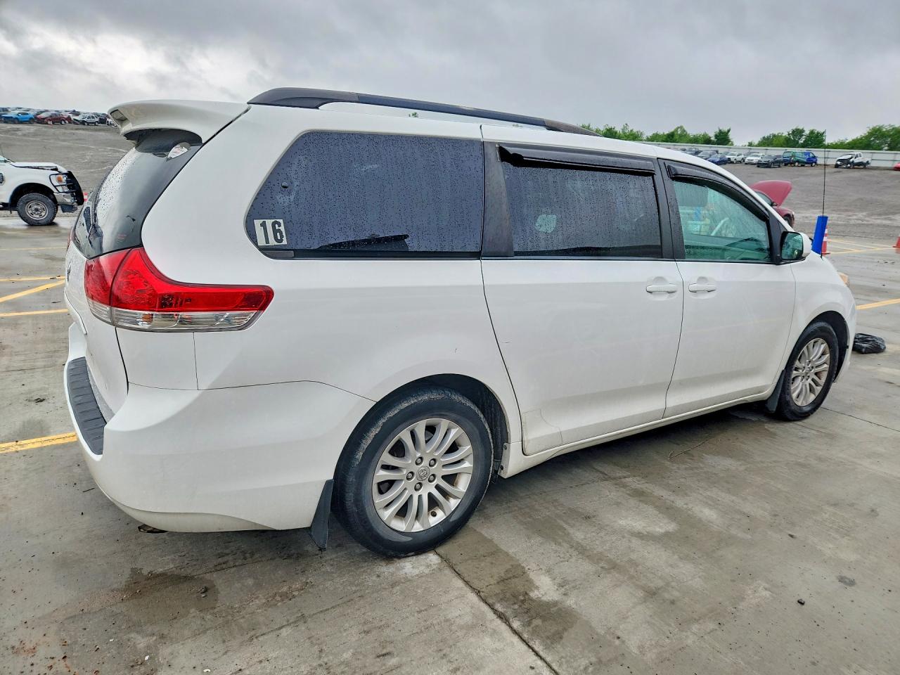 2013 Toyota Sienna Xle 8-passenger White vin: 5TDYK3DC9DS286274