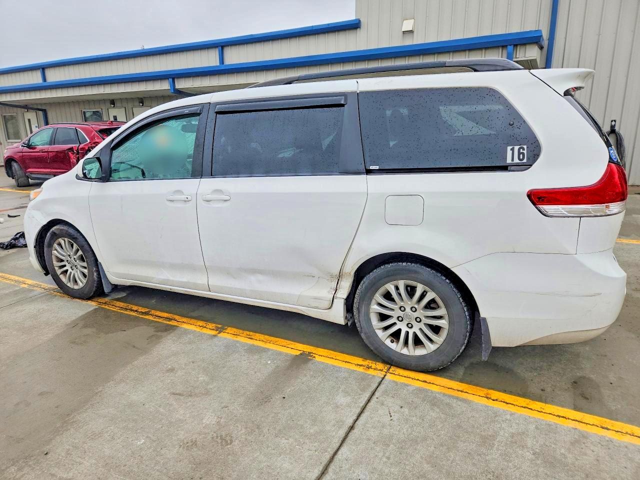 2013 Toyota Sienna Xle 8-passenger White vin: 5TDYK3DC9DS286274