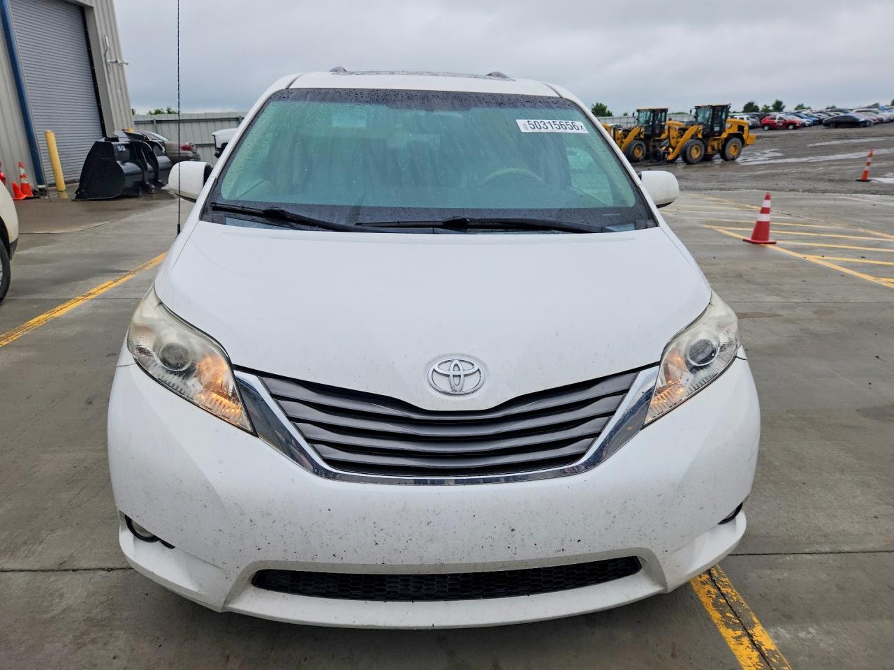 2013 Toyota Sienna Xle 8-passenger White vin: 5TDYK3DC9DS286274