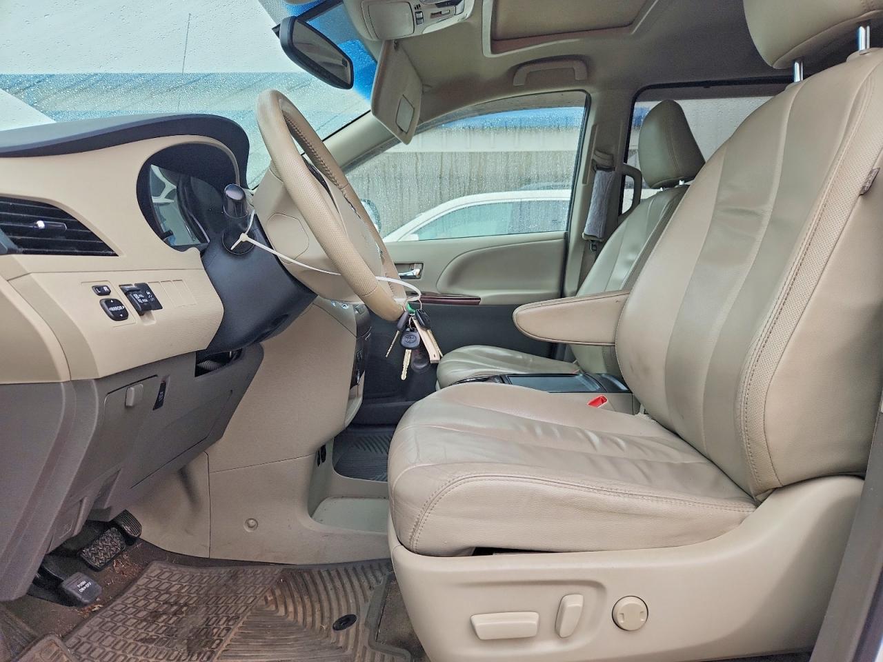 2013 Toyota Sienna Xle 8-passenger White vin: 5TDYK3DC9DS286274