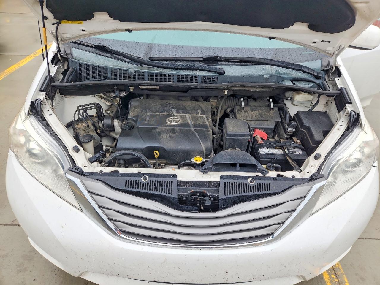 2013 Toyota Sienna Xle 8-passenger White vin: 5TDYK3DC9DS286274