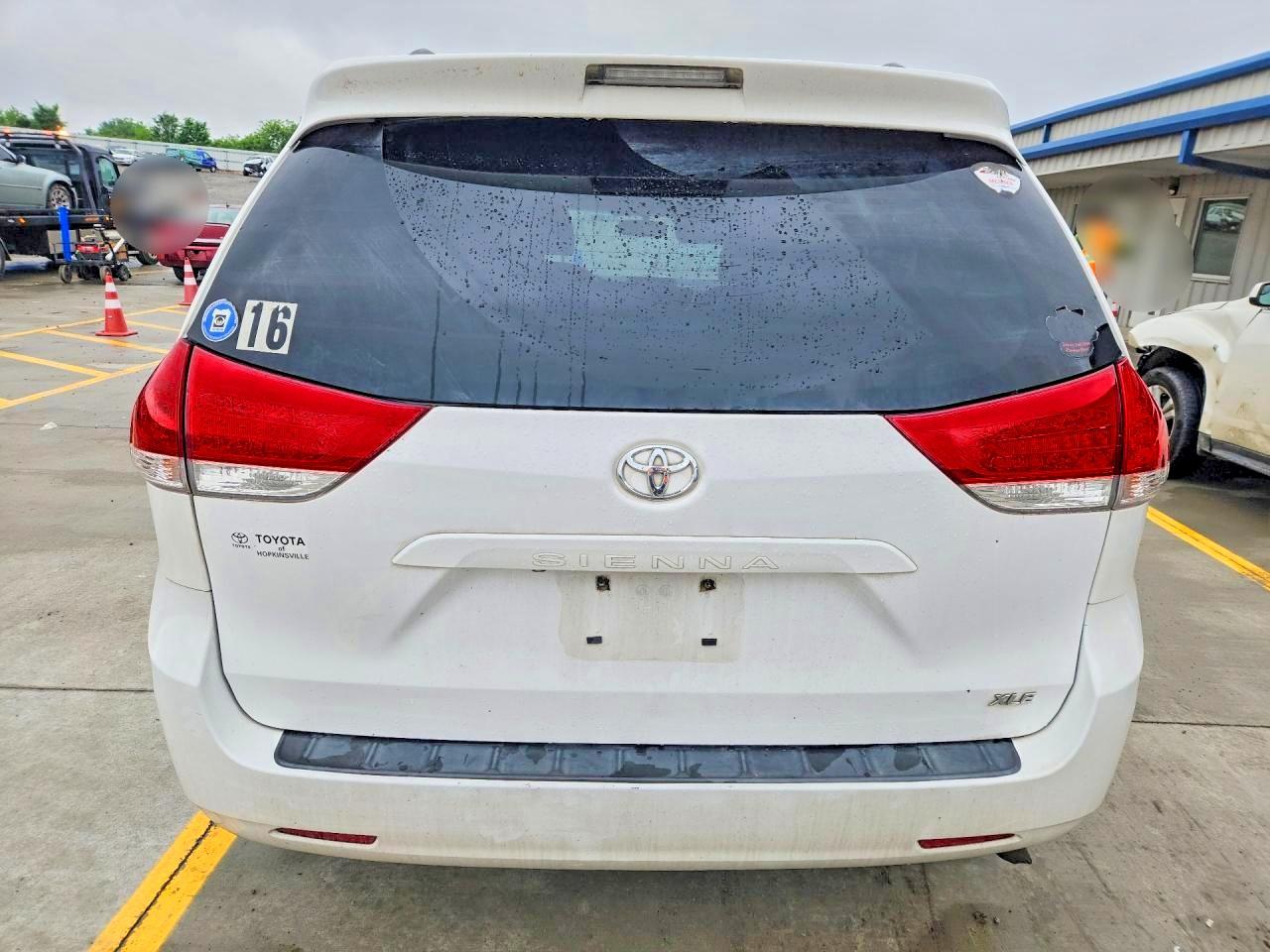 2013 Toyota Sienna Xle 8-passenger White vin: 5TDYK3DC9DS286274