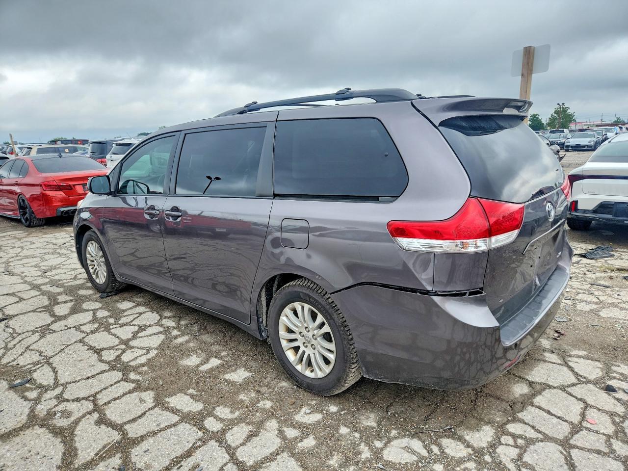 2013 Toyota Sienna Xle 8-passenger Gray vin: 5TDYK3DC9DS288266