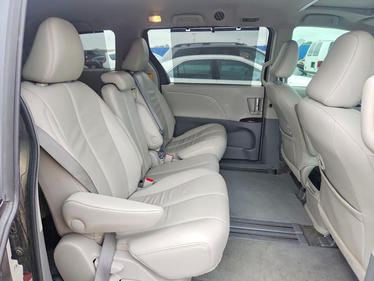 2013 Toyota Sienna Xle 8-passenger Gray vin: 5TDYK3DC9DS288266