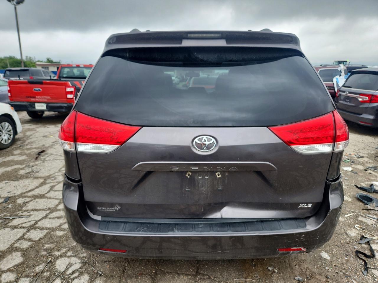 2013 Toyota Sienna Xle 8-passenger Gray vin: 5TDYK3DC9DS288266