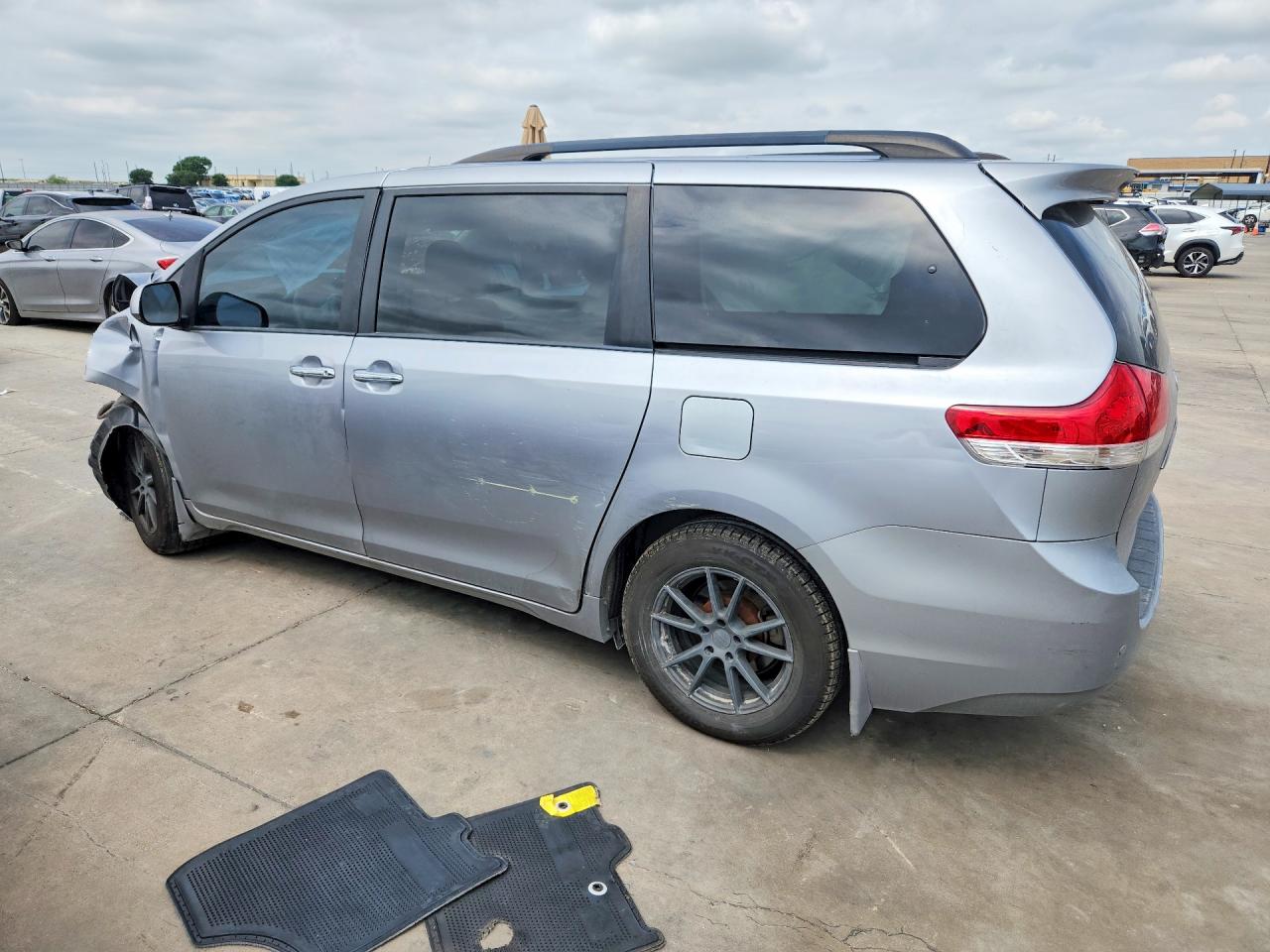 2013 Toyota Sienna Xle 8-passenger Silver vin: 5TDYK3DC9DS315479