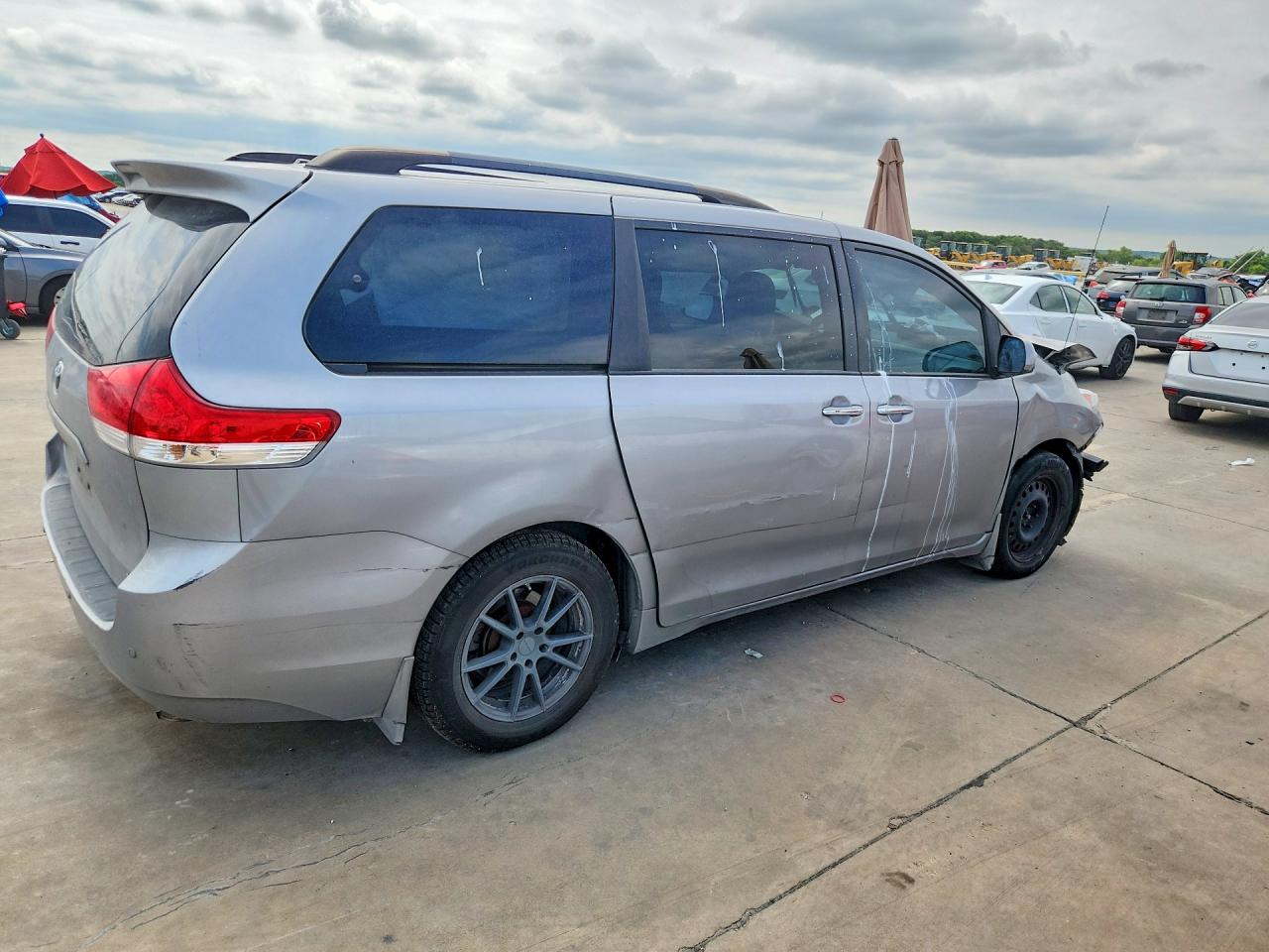 2013 Toyota Sienna Xle 8-passenger Silver vin: 5TDYK3DC9DS315479