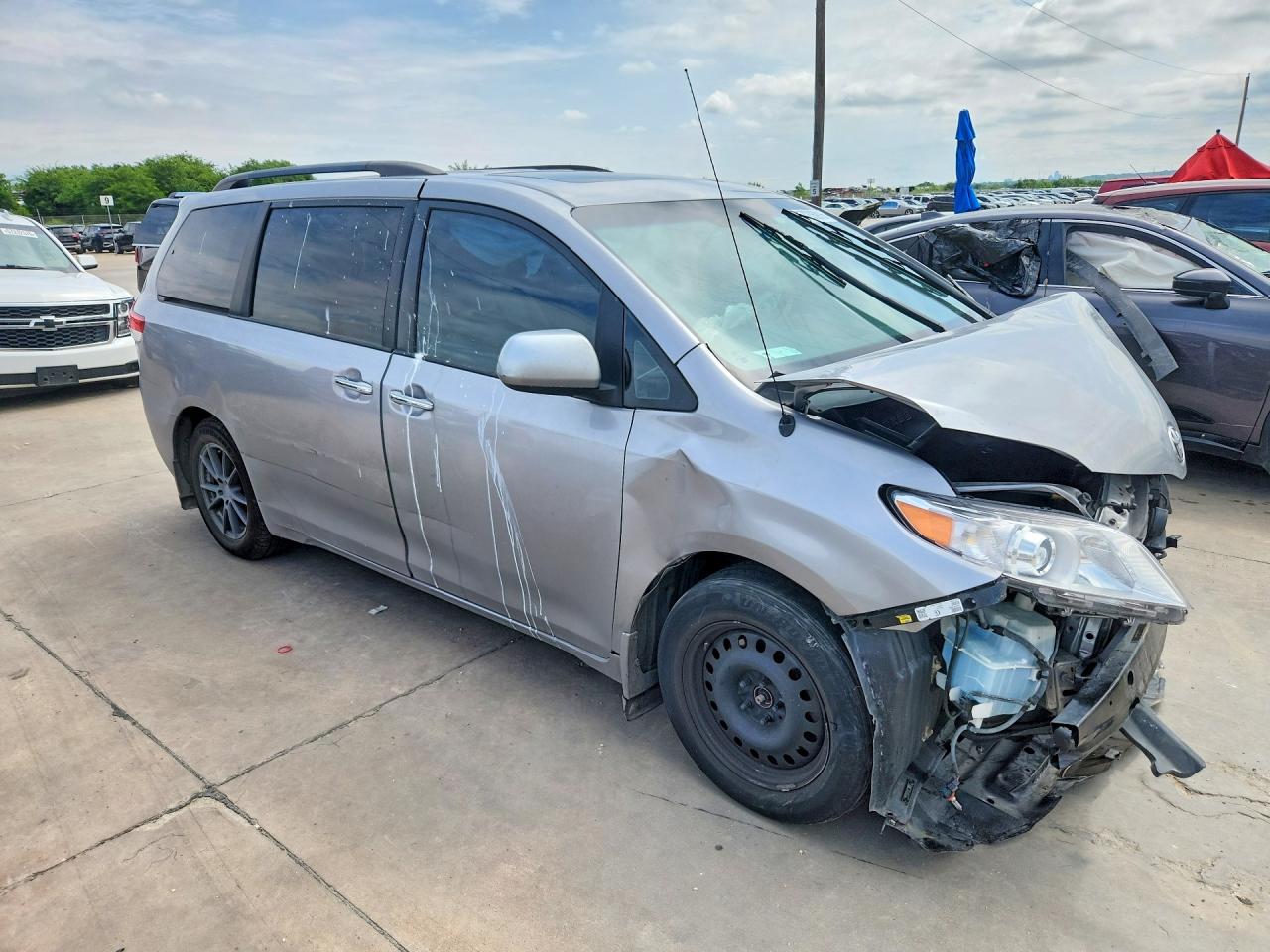 2013 Toyota Sienna Xle 8-passenger Silver vin: 5TDYK3DC9DS315479
