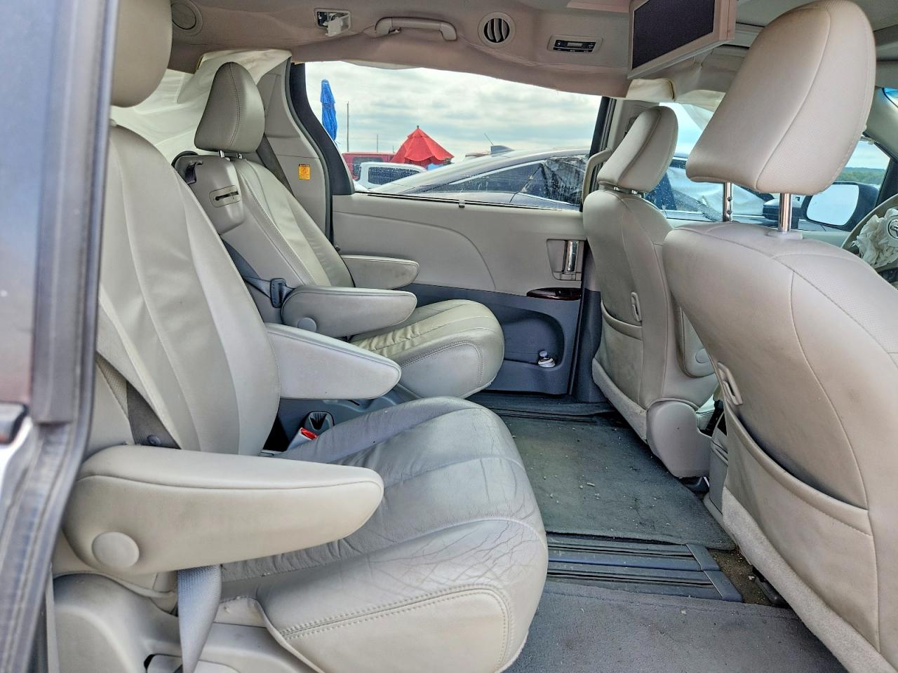 2013 Toyota Sienna Xle 8-passenger Silver vin: 5TDYK3DC9DS315479
