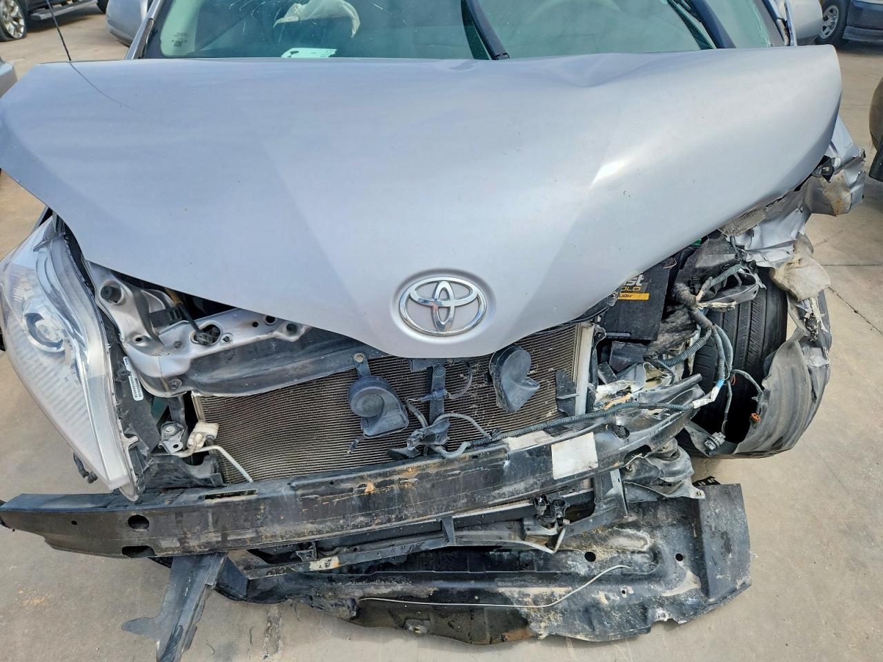 2013 Toyota Sienna Xle 8-passenger Silver vin: 5TDYK3DC9DS315479
