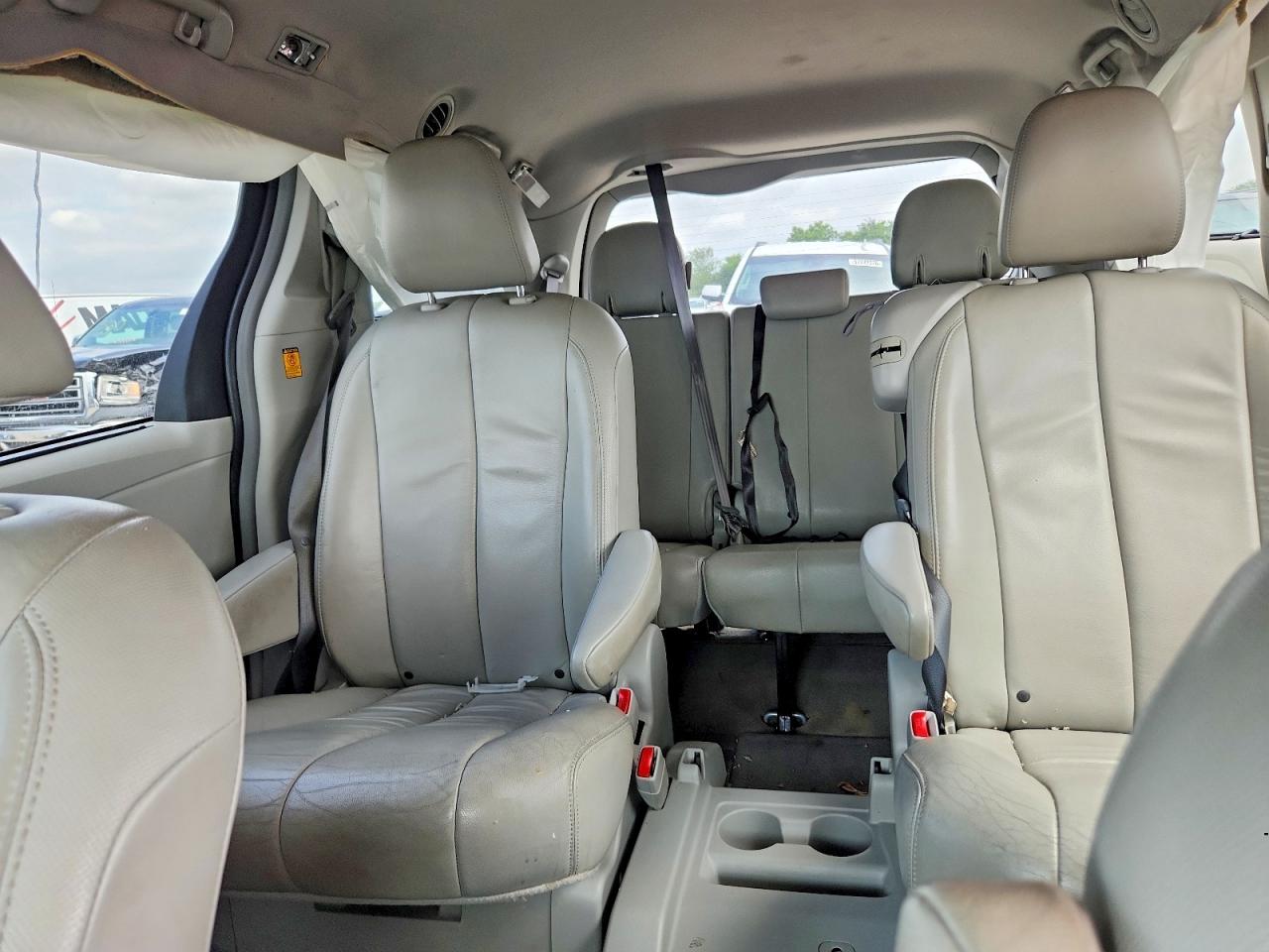 2013 Toyota Sienna Xle 8-passenger Silver vin: 5TDYK3DC9DS315479