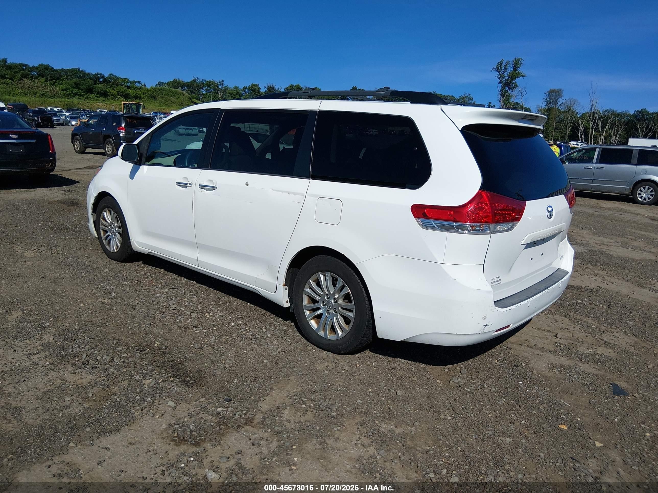 2013 Toyota Sienna Xle V6 8 Passenger White vin: 5TDYK3DC9DS315529