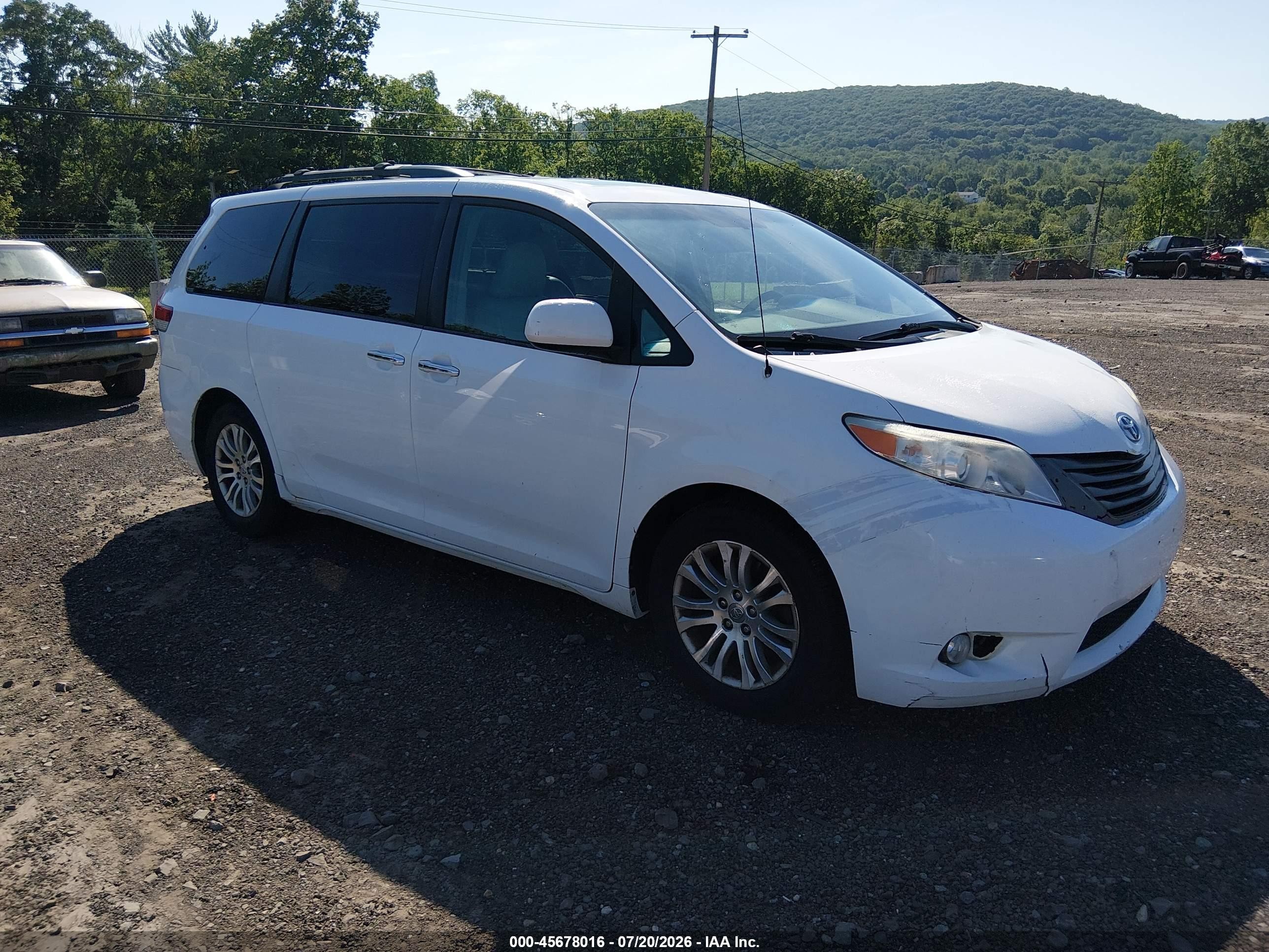 2013 Toyota Sienna Xle V6 8 Passenger White vin: 5TDYK3DC9DS315529