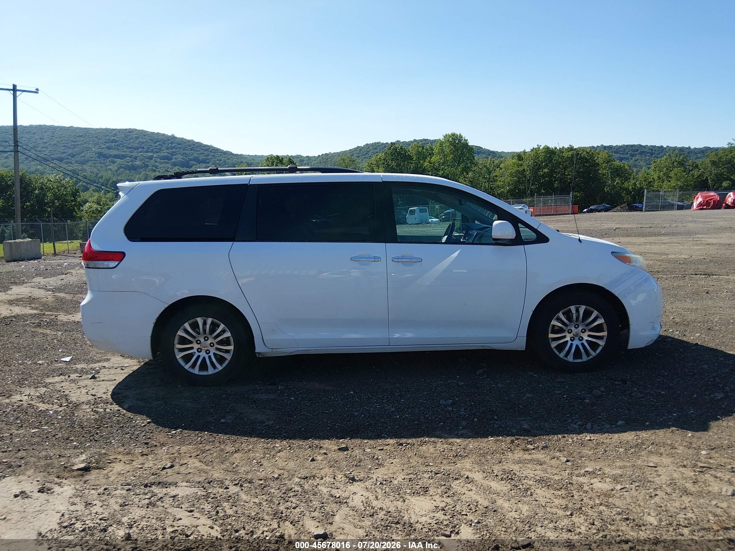 2013 Toyota Sienna Xle V6 8 Passenger White vin: 5TDYK3DC9DS315529