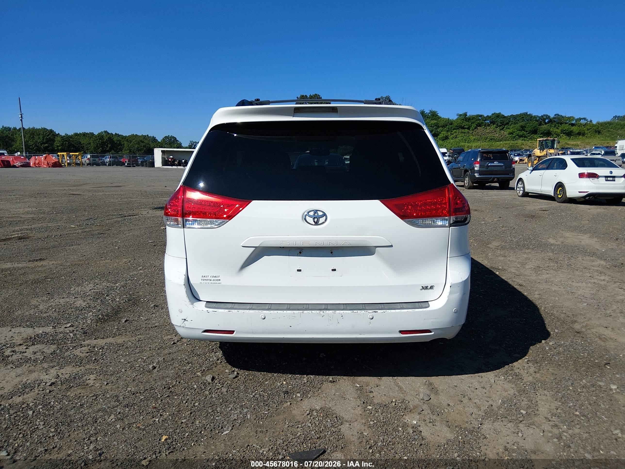 2013 Toyota Sienna Xle V6 8 Passenger White vin: 5TDYK3DC9DS315529