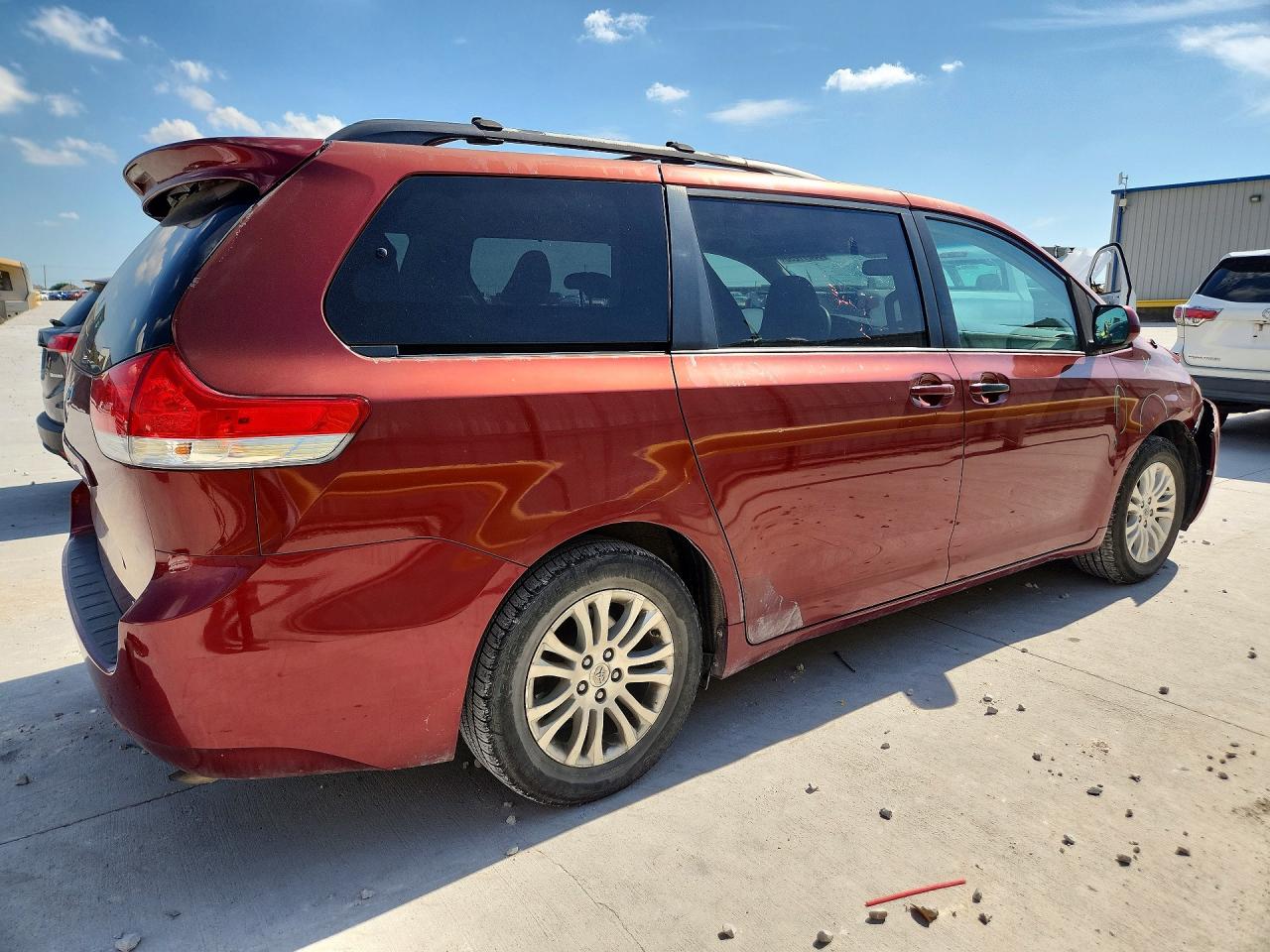 2013 Toyota Sienna Xle 8-passenger Maroon vin: 5TDYK3DC9DS316194