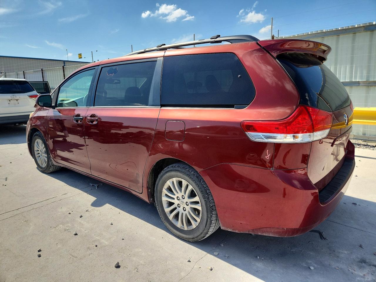 2013 Toyota Sienna Xle 8-passenger Maroon vin: 5TDYK3DC9DS316194