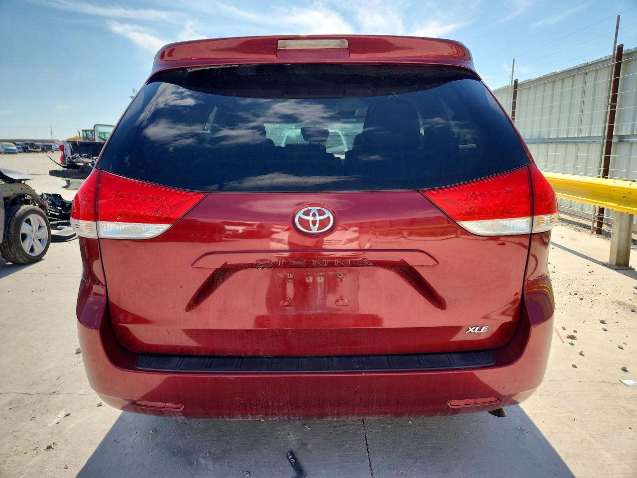 2013 Toyota Sienna Xle 8-passenger Maroon vin: 5TDYK3DC9DS316194
