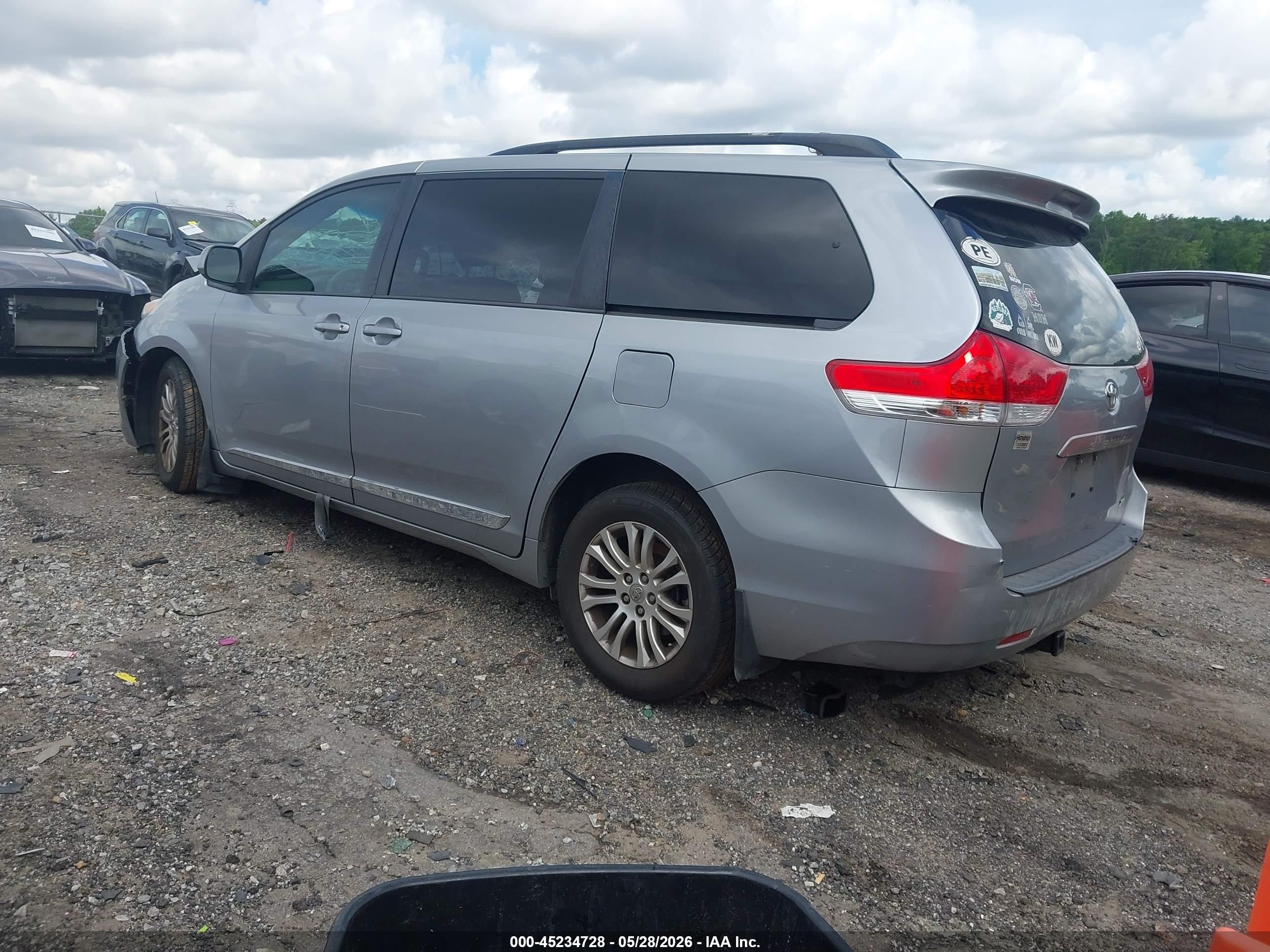 2013 Toyota Sienna Xle V6 8 Passenger Серебряный vin: 5TDYK3DC9DS318902