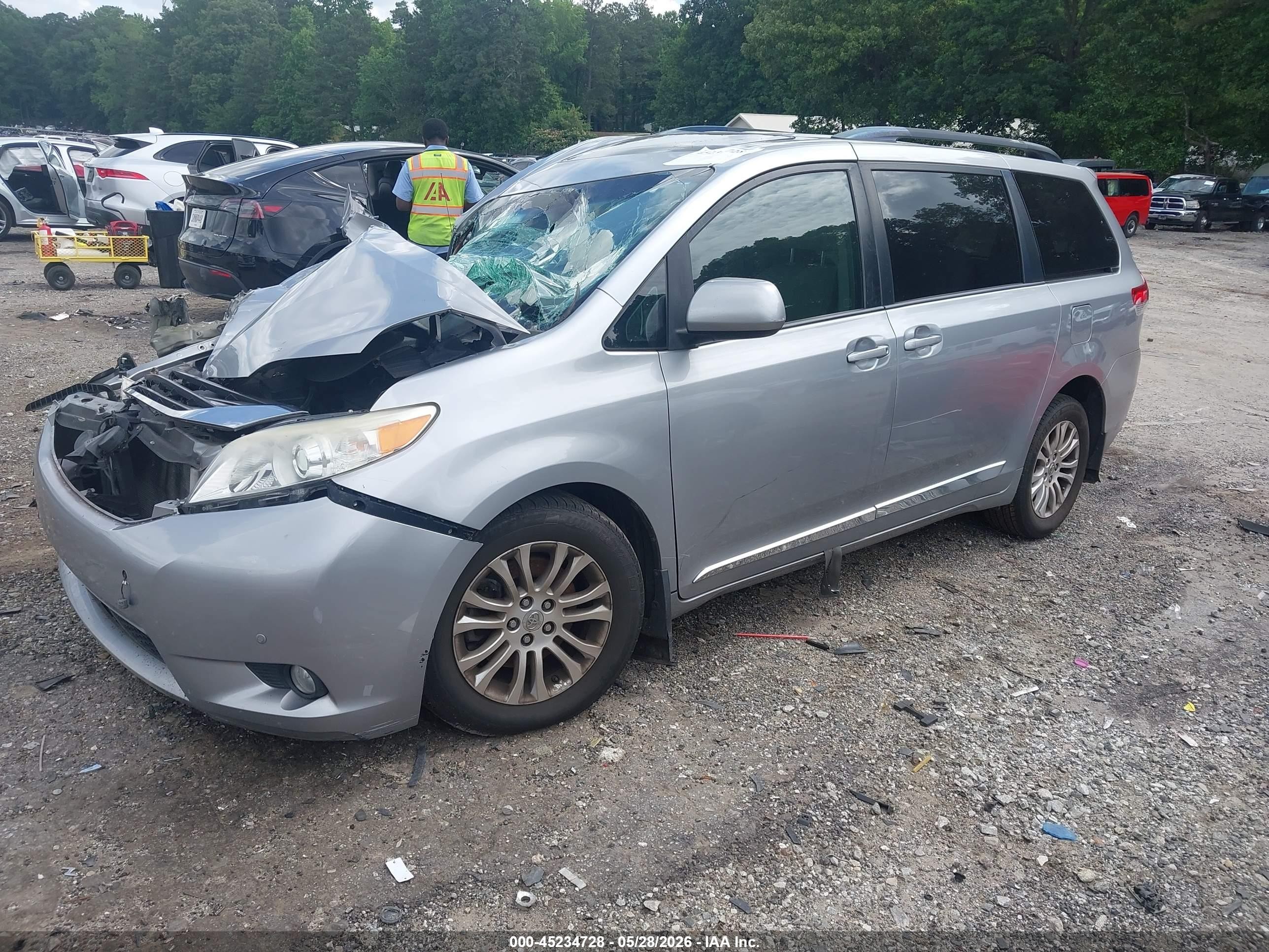 2013 Toyota Sienna Xle V6 8 Passenger Серебряный vin: 5TDYK3DC9DS318902